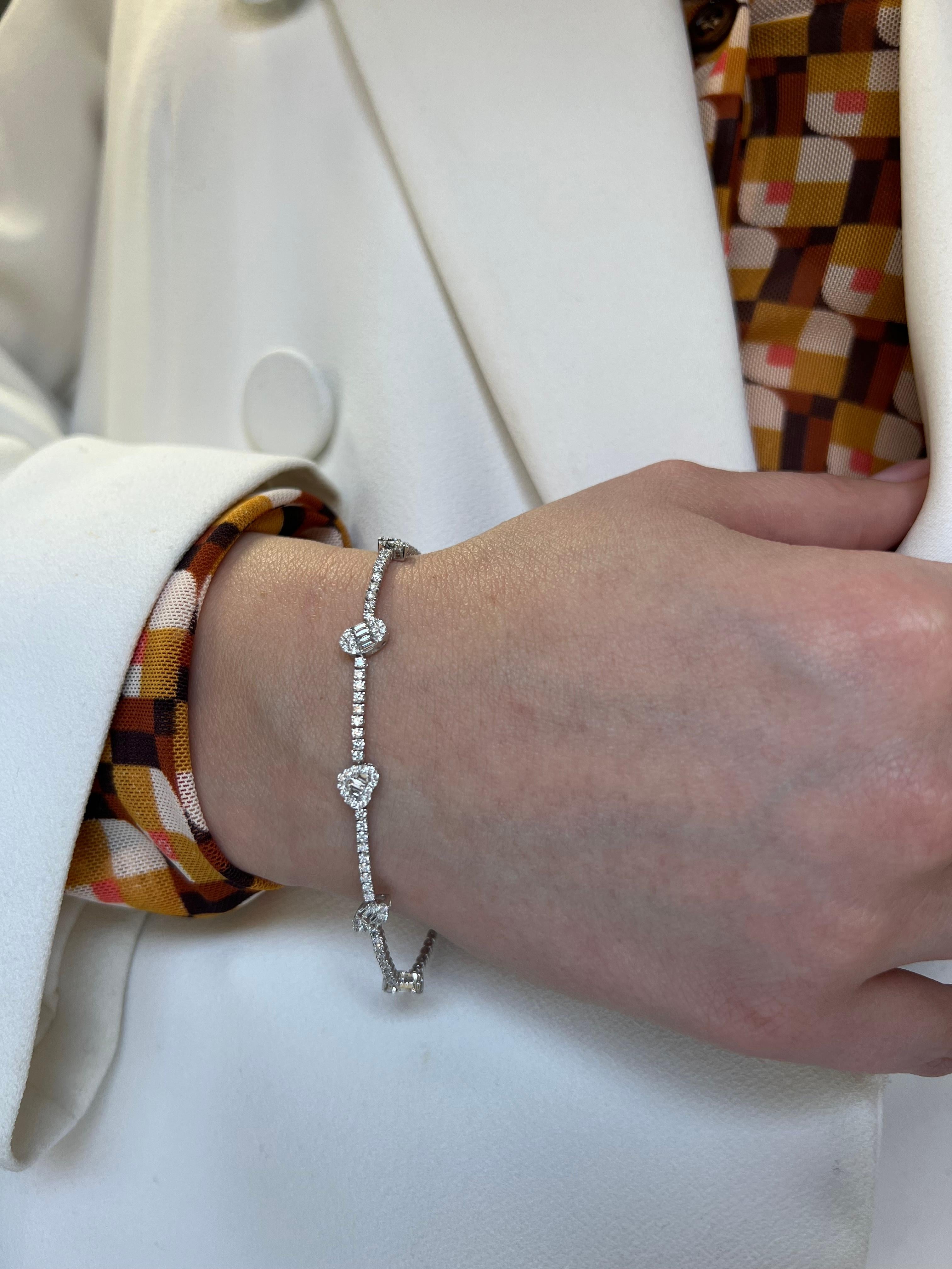 Bracelet tennis multiformes en or blanc 18 carats avec diamants naturels de 2,75 carats en vente 1