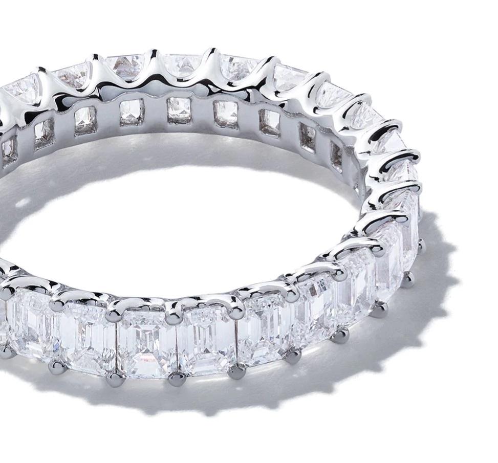 18 Karat White Gold Mye Emerald Diamond Eternity Ring In New Condition For Sale In Hong Kong, HK