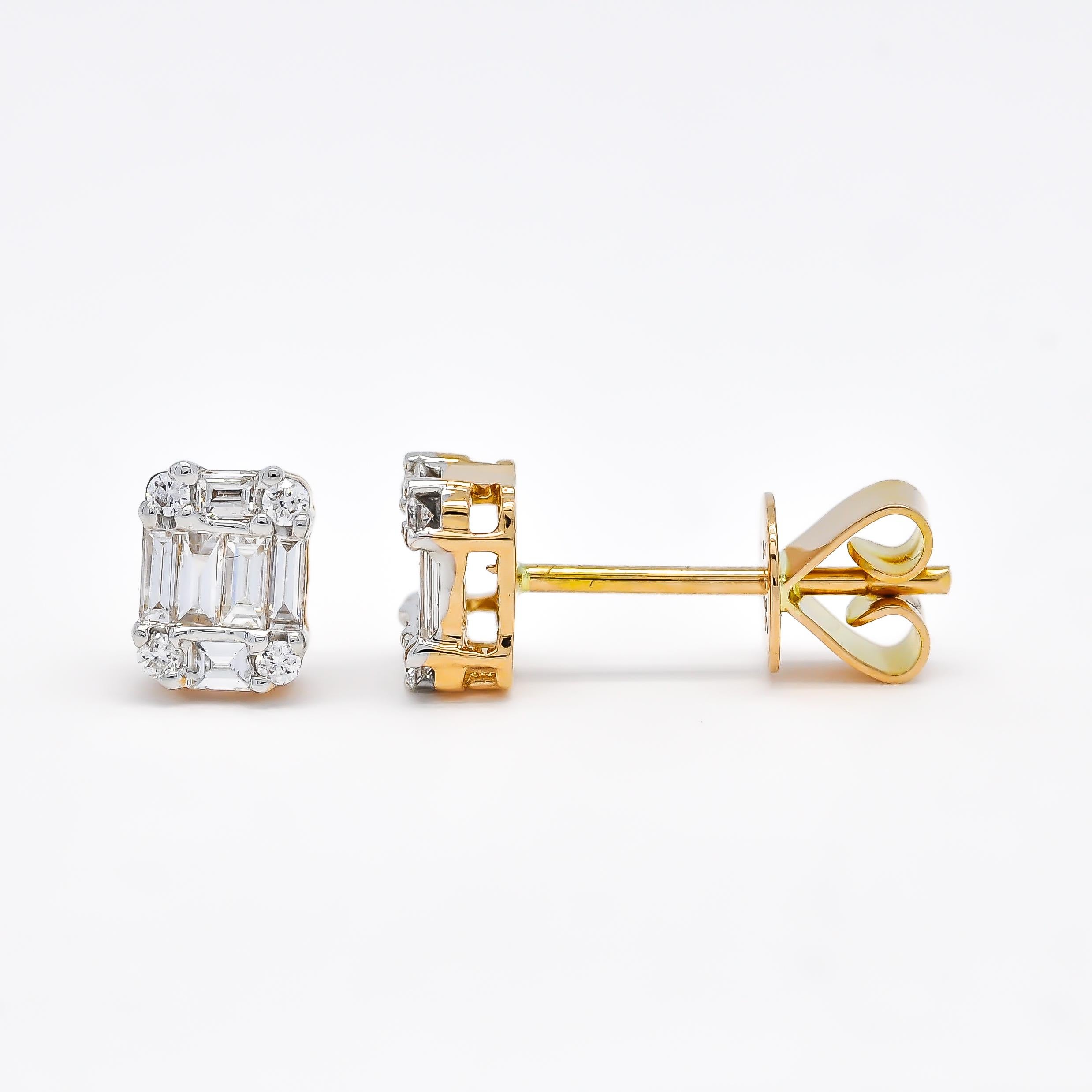 Ces boucles d'oreilles présentent un design carré avec une grappe de diamants naturels de taille baguette et ronde sertis dans de l'or blanc 18KT. Les diamants sont soigneusement sélectionnés pour leur qualité, garantissant un éclat brillant et une