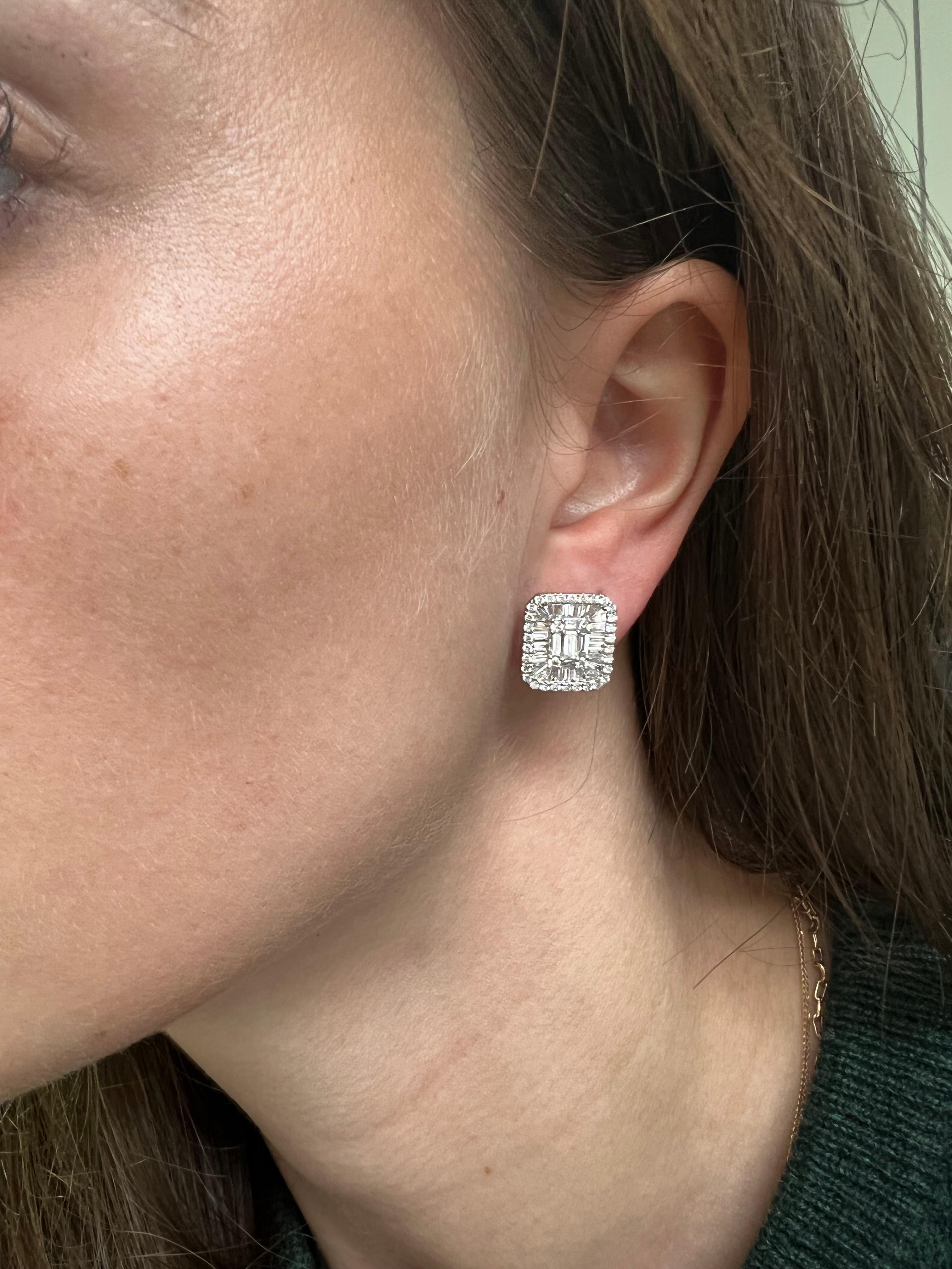 18KT Weißgold Natürliche Baguette-Diamanten Illusion Halo-Cluster-Ohrstecker im Zustand „Neu“ in Antwerpen, BE