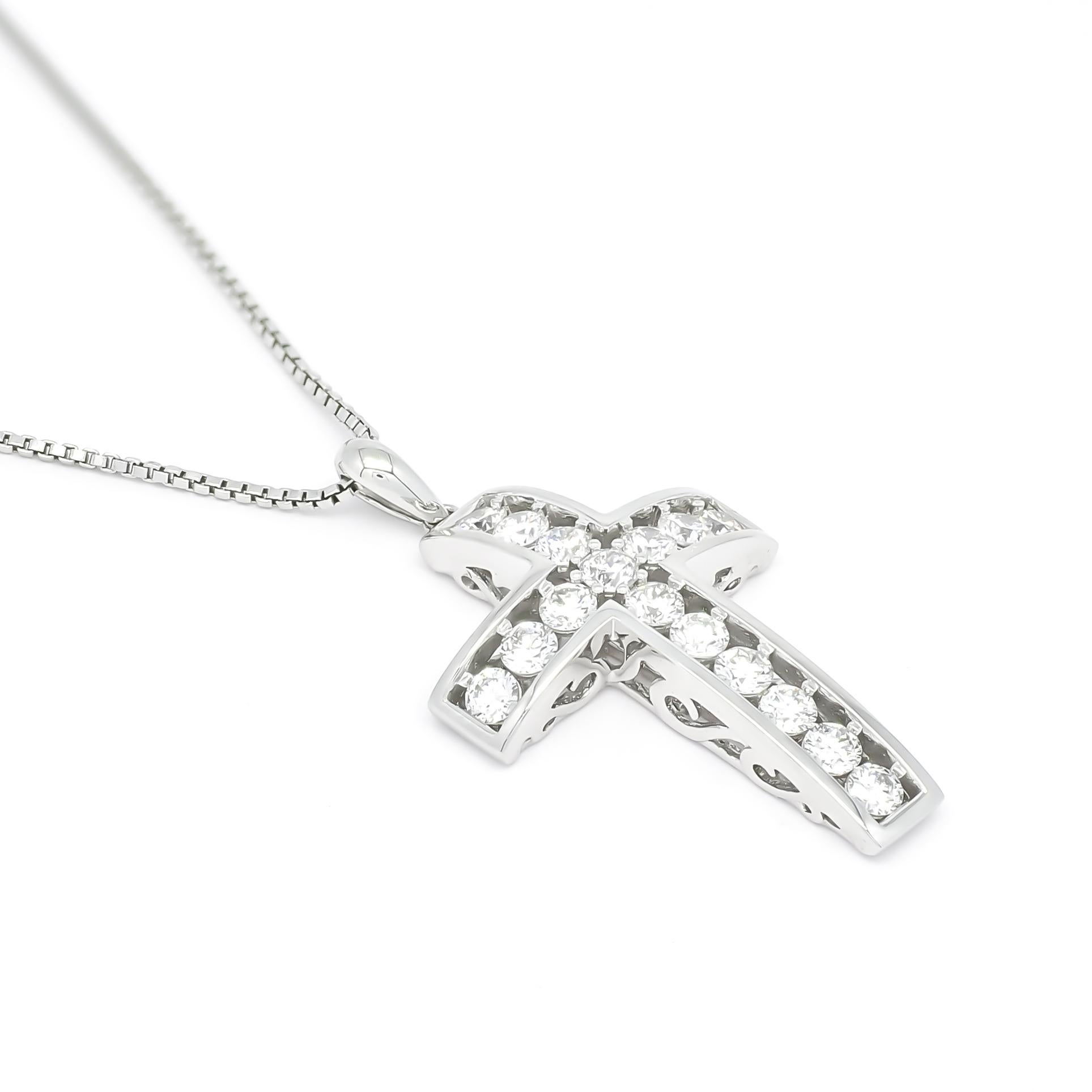 Nous sommes ravis de vous présenter l'exquis pendentif en diamant Nature, un superbe collier pendentif crucifix vintage en or blanc 18KT qui incarne l'élégance intemporelle et un profond symbolisme.

Réalisé avec une attention méticuleuse aux