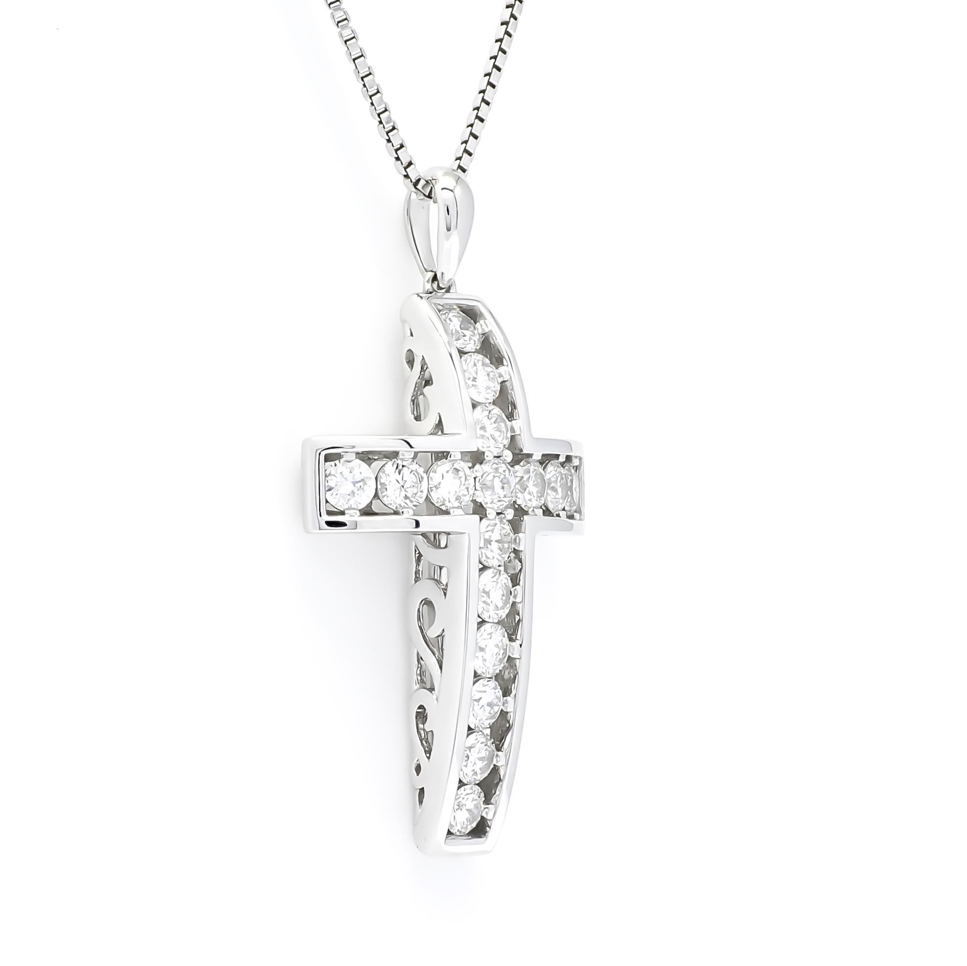 Brilliant Cut Natural Diamond 18kt White Gold Vintage Cross Crucifix Pendant Necklace For Sale