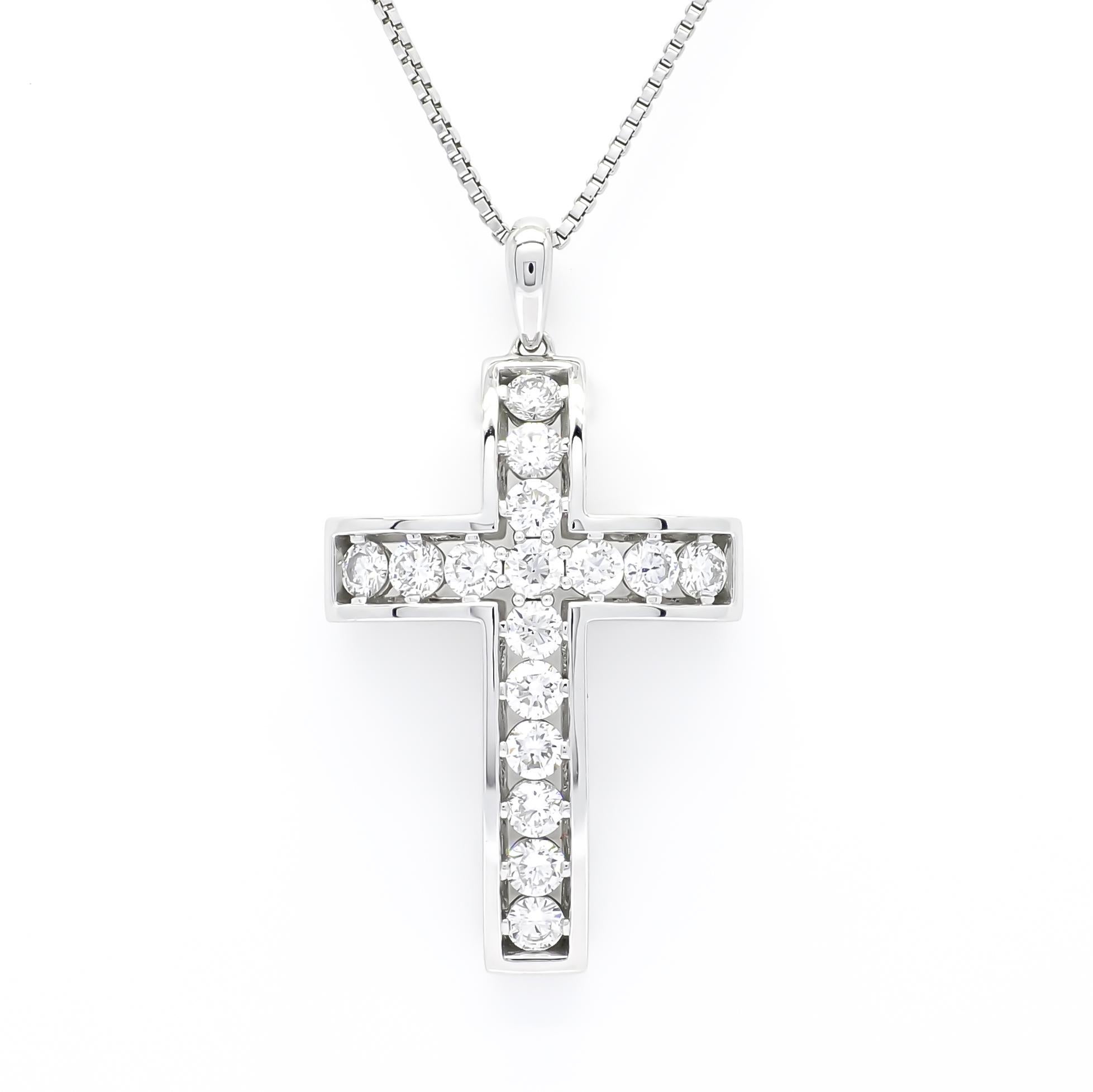 Natural Diamond 18kt White Gold Vintage Cross Crucifix Pendant Necklace In New Condition For Sale In Antwerpen, BE