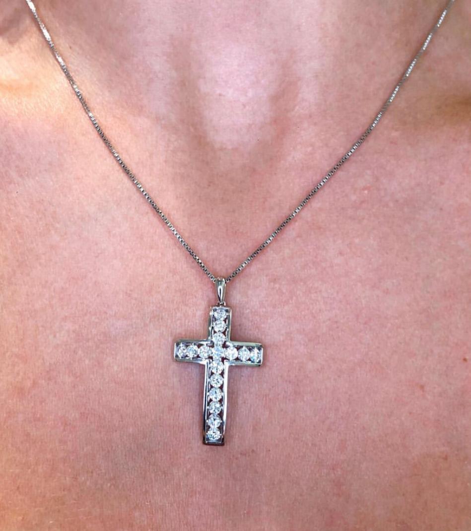 Women's or Men's Natural Diamond 18kt White Gold Vintage Cross Crucifix Pendant Necklace For Sale