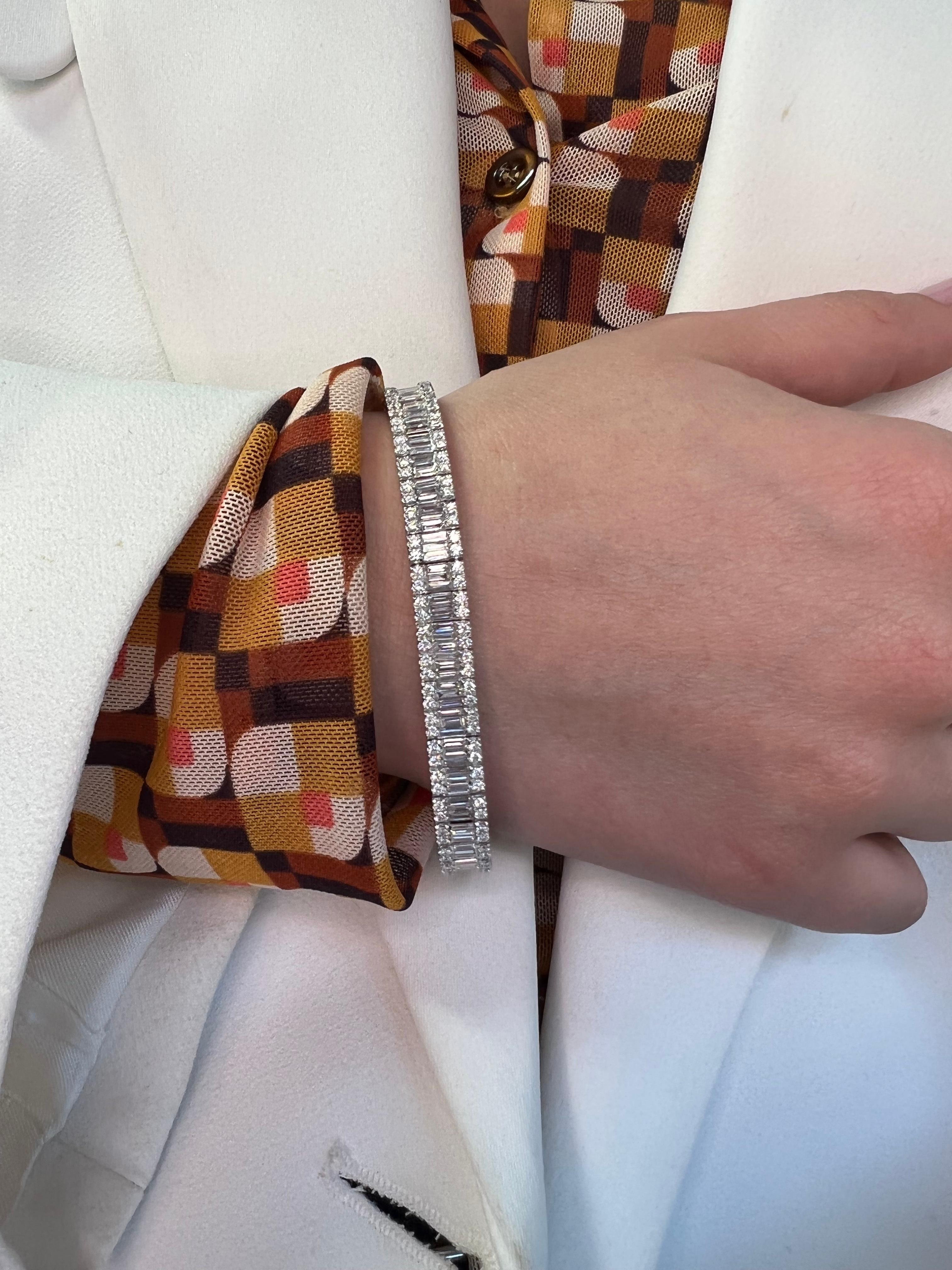 Bracelet tennis baguette en or blanc 18 carats avec diamants naturels 6,7 carats en vente 1