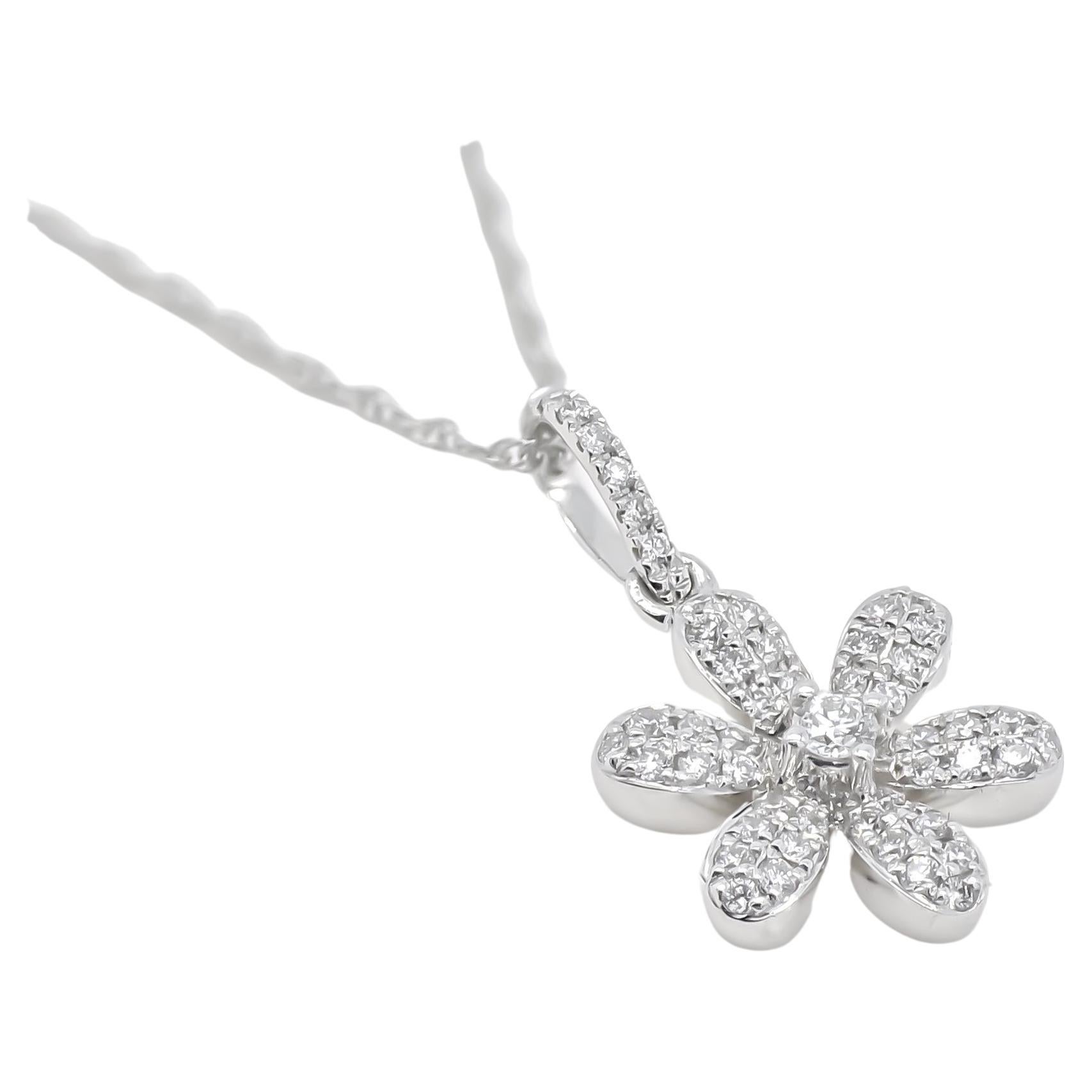 18KT White Gold Natural Diamonds Classic Floral Cluster Pendant Necklace For Sale