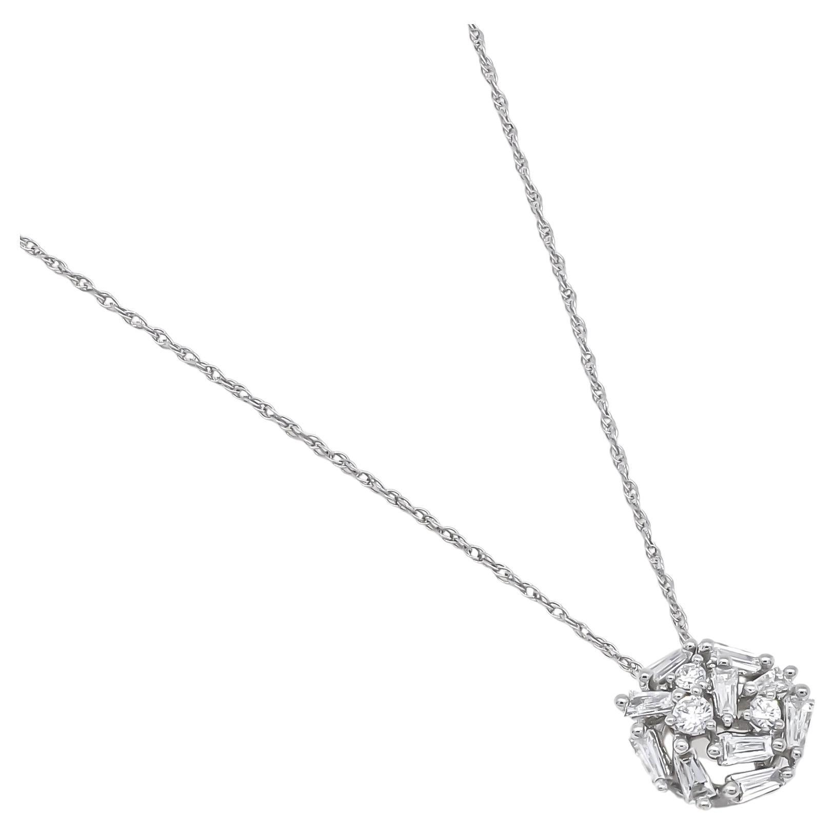 Diamants naturels Pendentif grappe de diamants ronds baguettes en or blanc 18KT Classic en vente