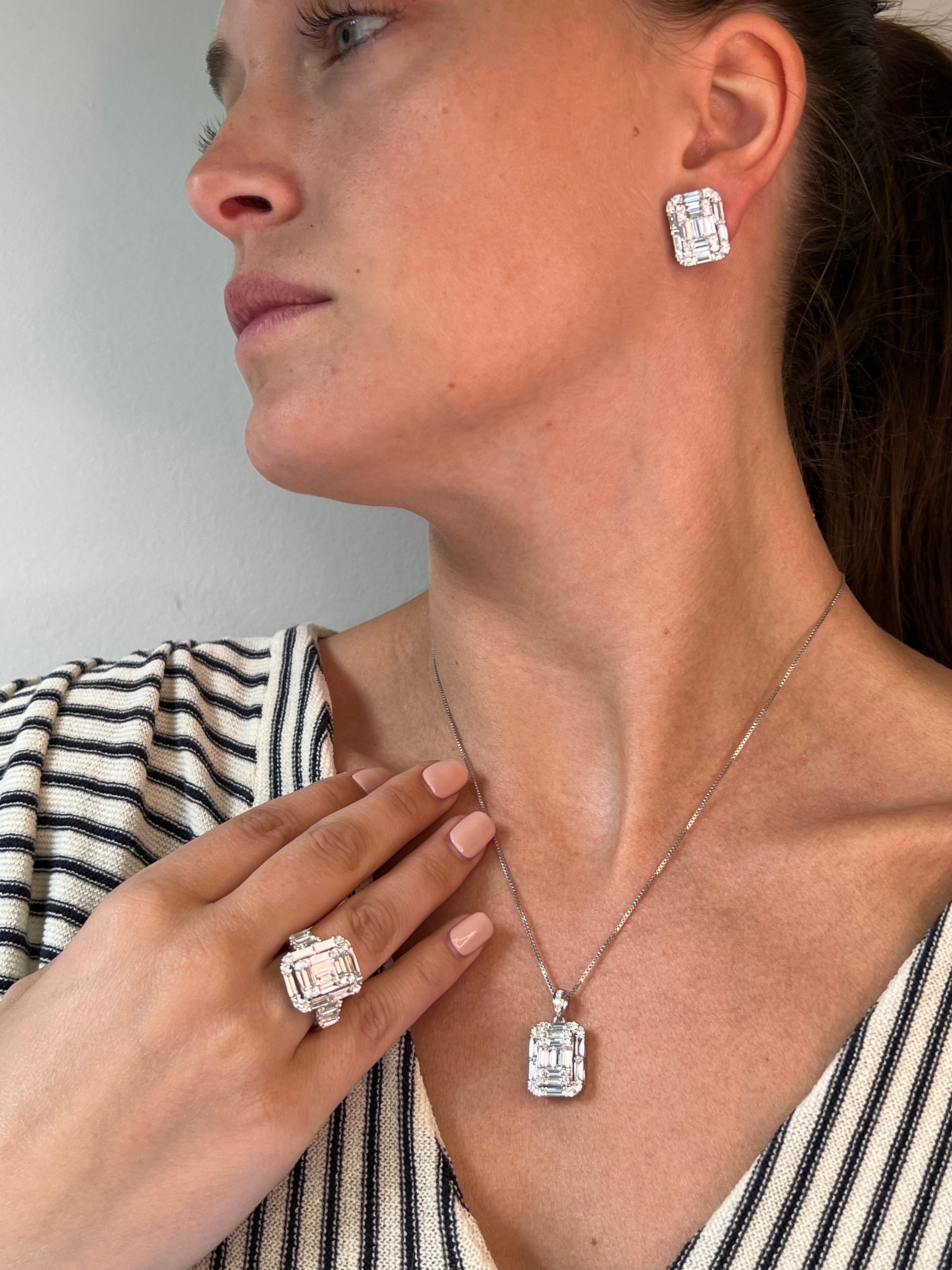 Baguette Cut Natural Diamond 1.80 carats 18KT White Gold Cluster Pendant Chain Necklace For Sale