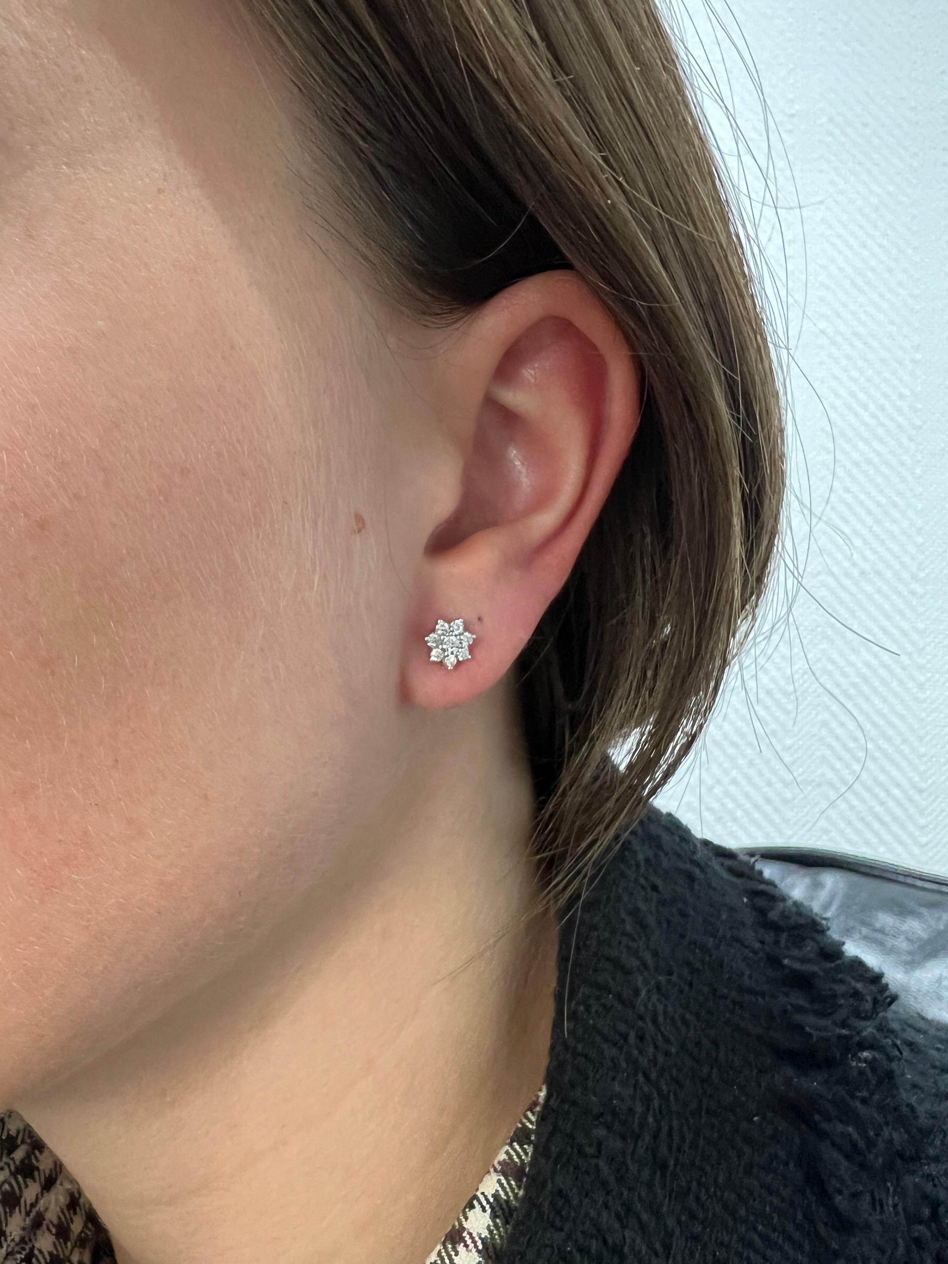 Natural Diamonds & 18KT White Gold Round Brilliant Floral Prong-Set Stud Earring In New Condition For Sale In Antwerpen, BE