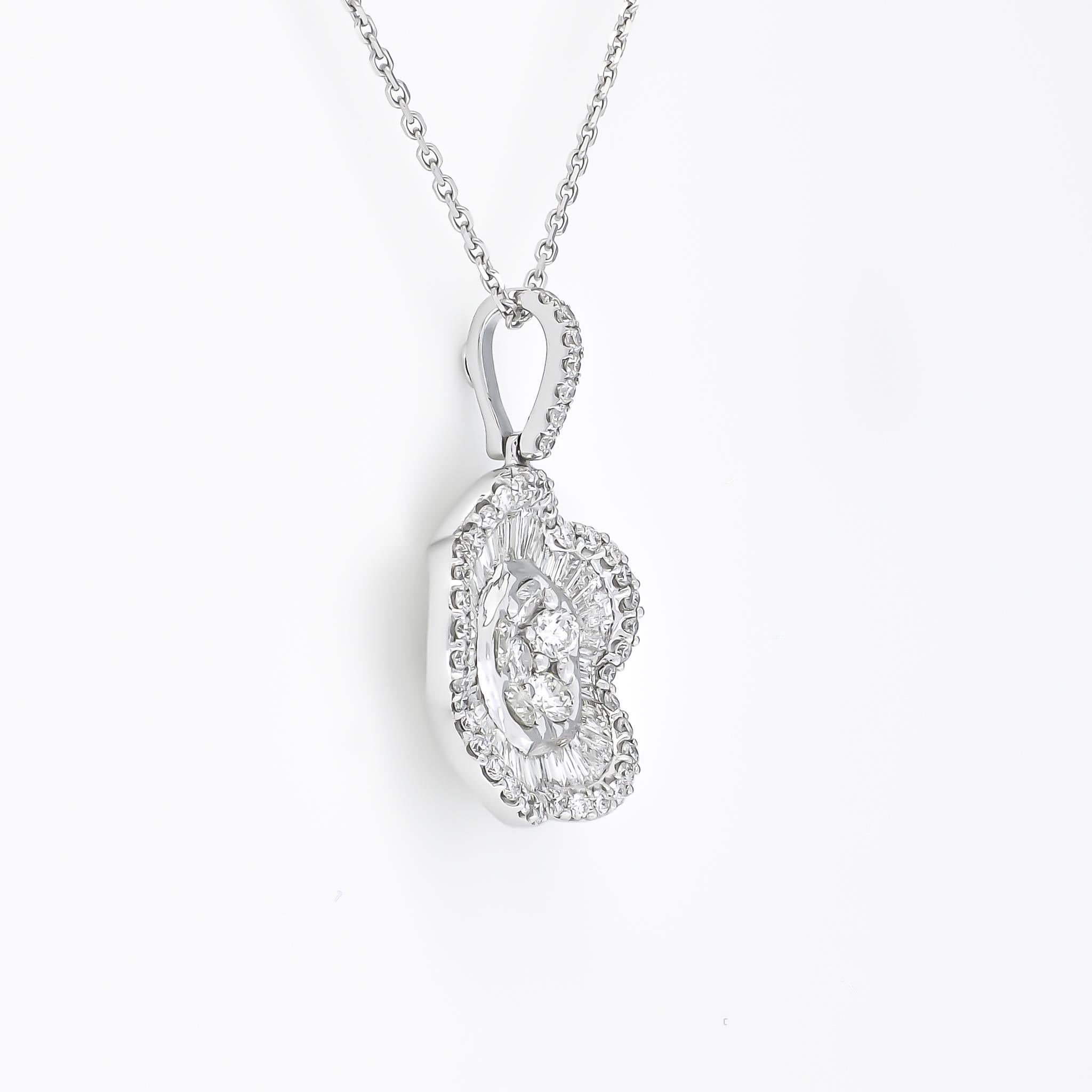 18KT White Gold Natural Diamonds Modern Flower Halo Pendant Necklace In New Condition For Sale In Antwerpen, BE