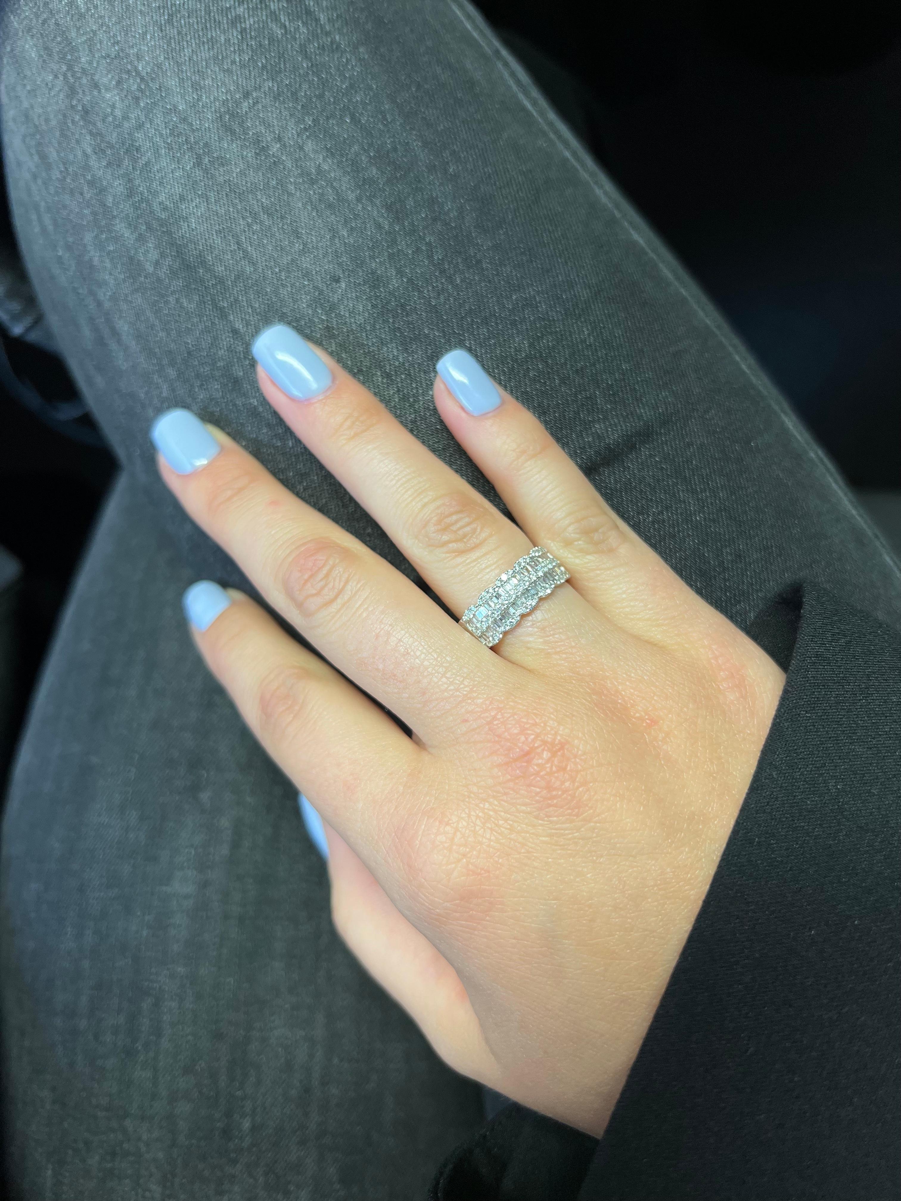 Anello anniversario impilabile con diamanti naturali a più file in oro bianco 18KT in vendita 1