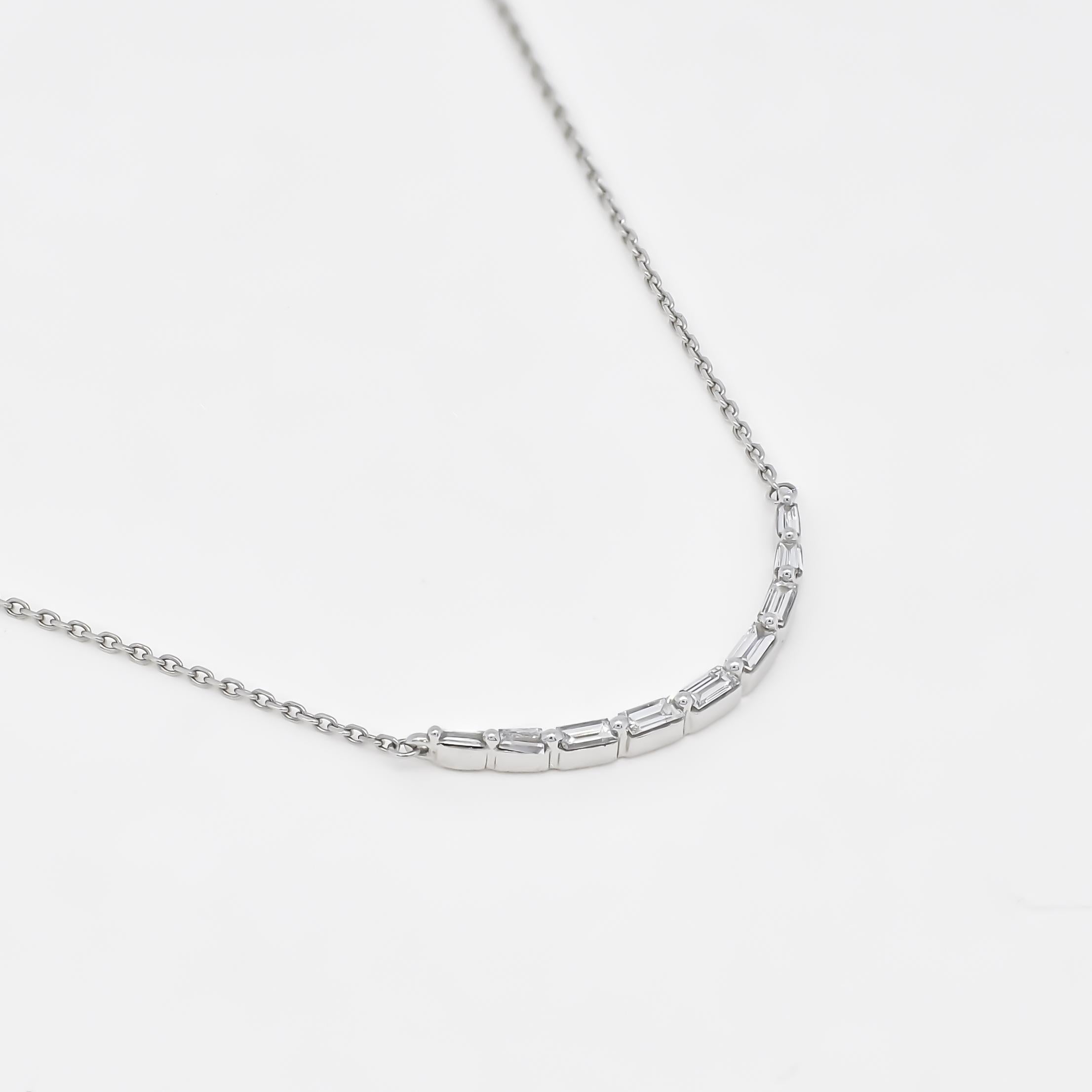 Taglio baguette Collana con diamanti naturali da 0,25 carati, a fila singola e orizzontale, con baguette in vendita