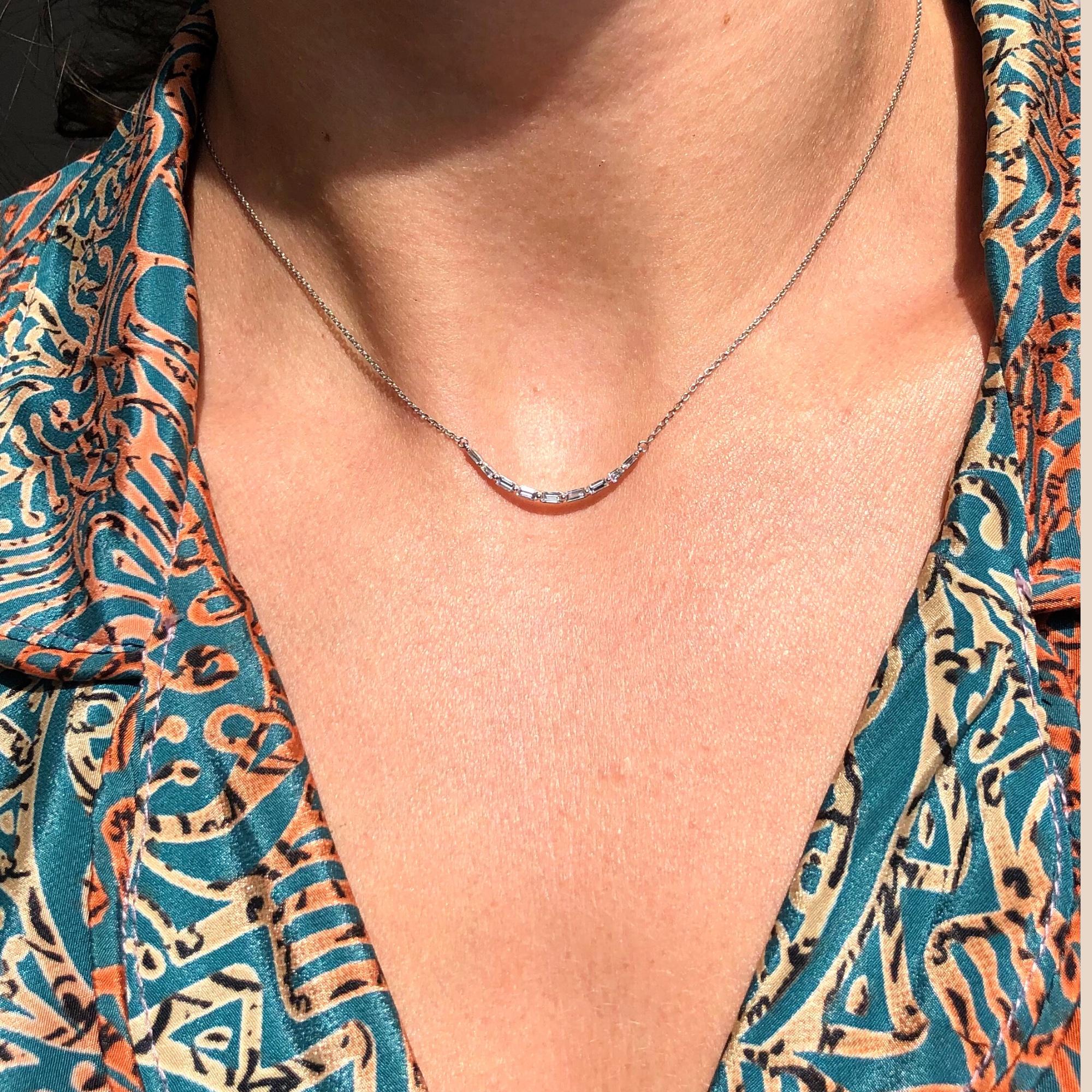 Collana con diamanti naturali da 0,25 carati, a fila singola e orizzontale, con baguette In condizioni Nuovo in vendita a Antwerpen, BE