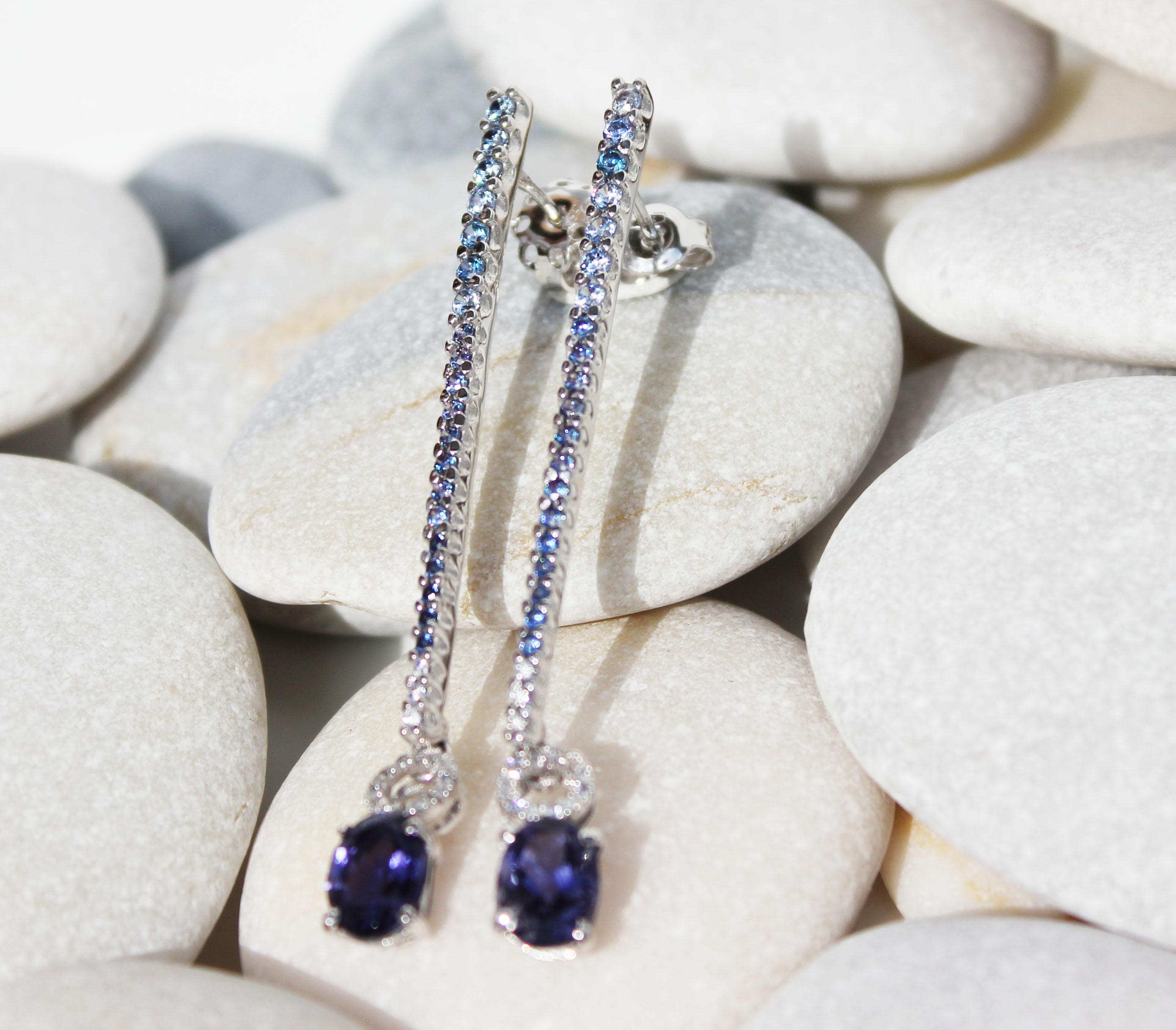 18Kt White Gold Natural Stones White Diamonds Modern Timeless  Earrings For Sale 2