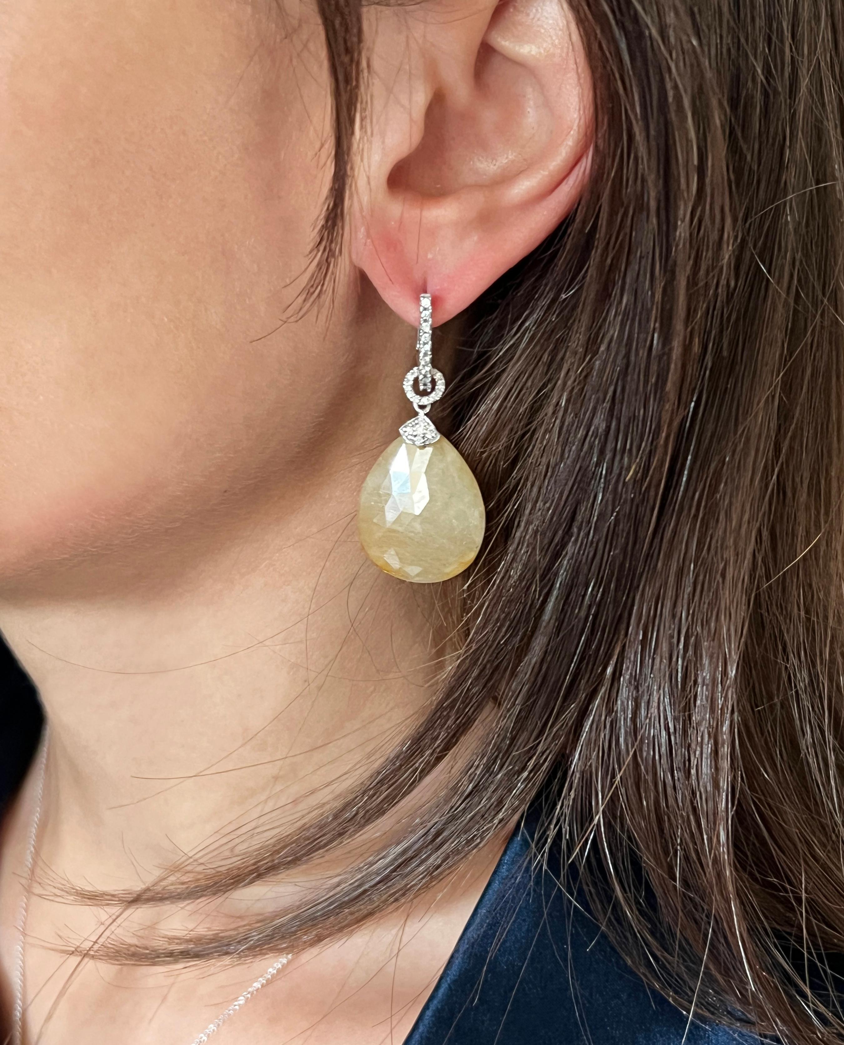 Boucles d'oreilles uniques en or rose et blanc 18kt faisant partie de la nouvelle collection 2024- 2025 créée par la Designer Gisella pièces faites à la main, soignées dans les moindres détails, combinaison de couleurs délicate et raffinée. Les