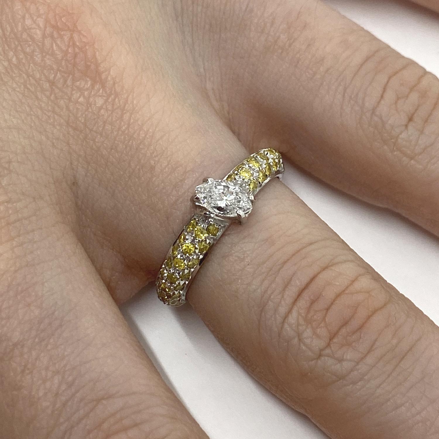 Ring aus 18-karätigem Weißgold mit natürlichem weißen Diamanten im Navetteschliff (ct.0,45) und gelben Saphiren im Brillantpavéschliff (ct.0,57)

Willkommen in unserer Schmuckkollektion, in der jedes Stück eine Geschichte von zeitloser Eleganz und