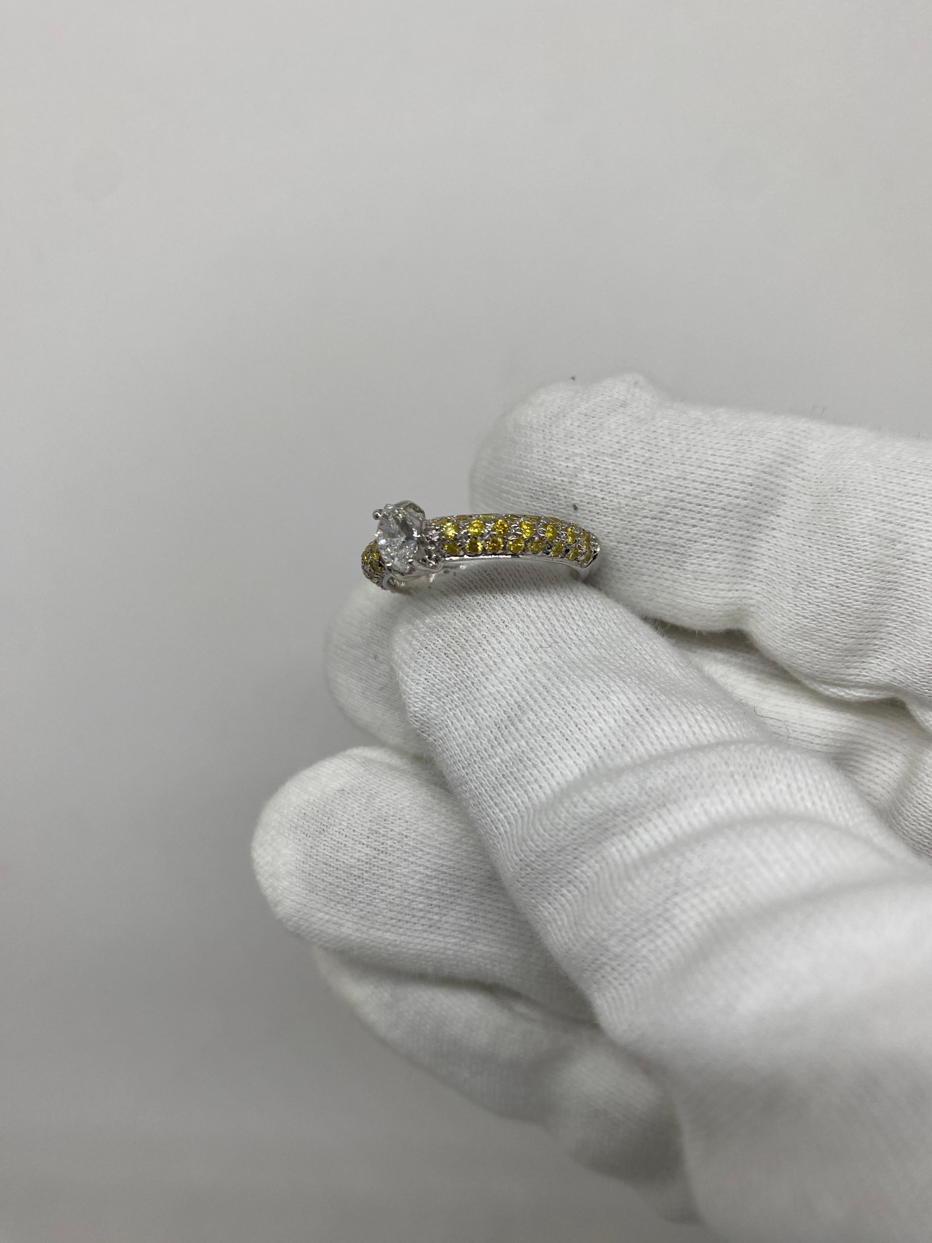 Taglio brillante Pavé di diamanti e zaffiri gialli a forma di navetta in oro bianco 18Kt in vendita
