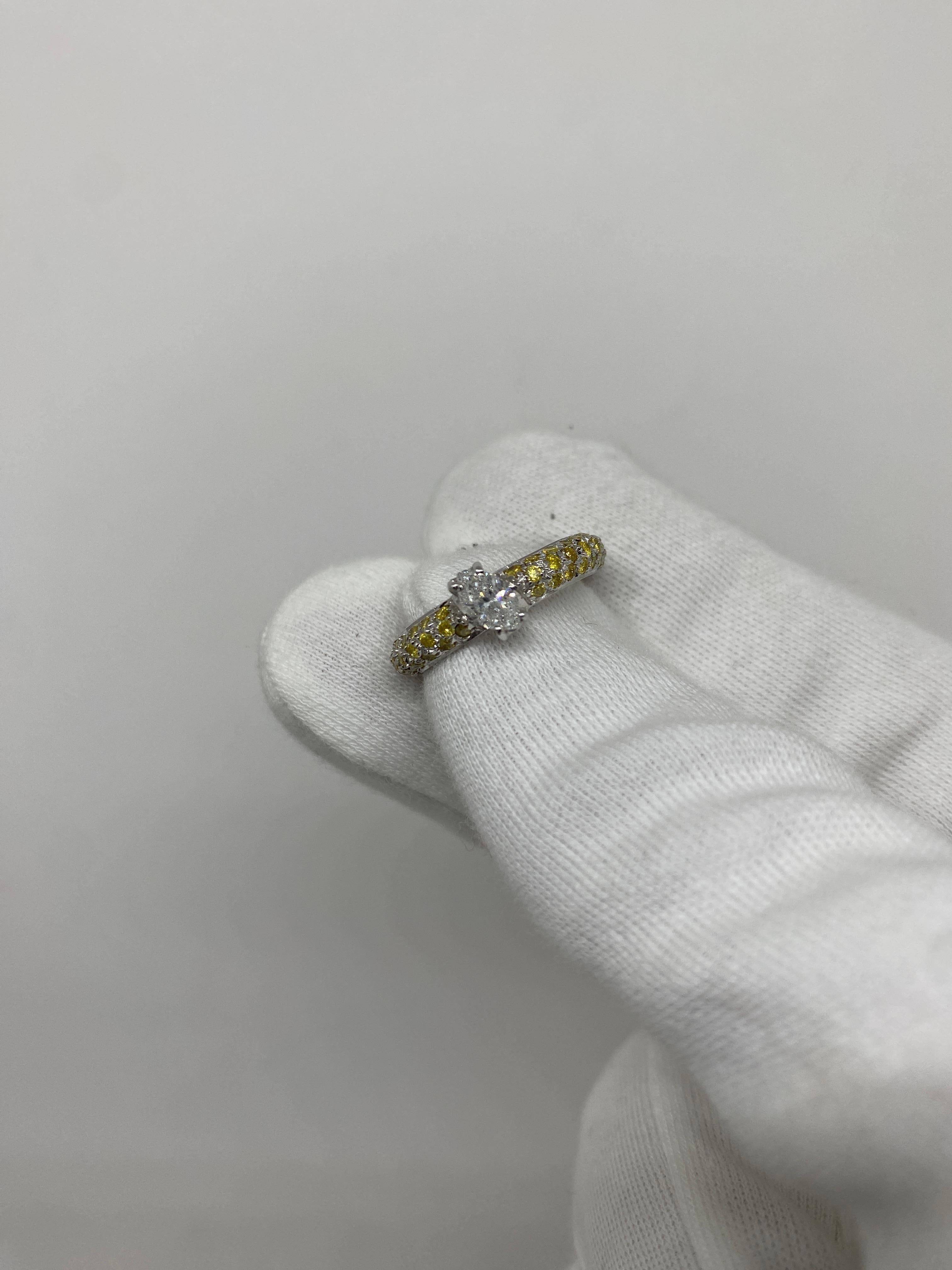 Pavé di diamanti e zaffiri gialli a forma di navetta in oro bianco 18Kt In condizioni Nuovo in vendita a Bergamo, BG