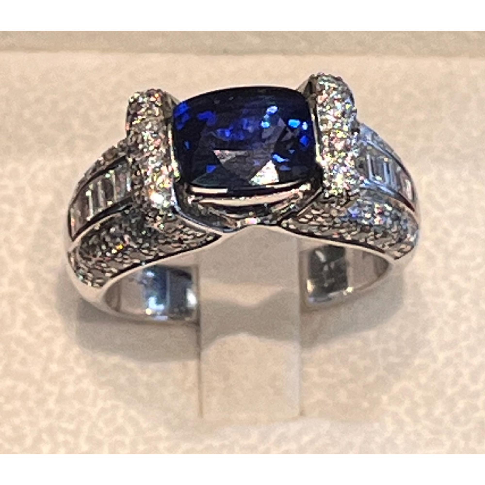 Cushion Cut 18kt White Gold No Hear Sapphire 2.86cts and Diamond Ring For Sale