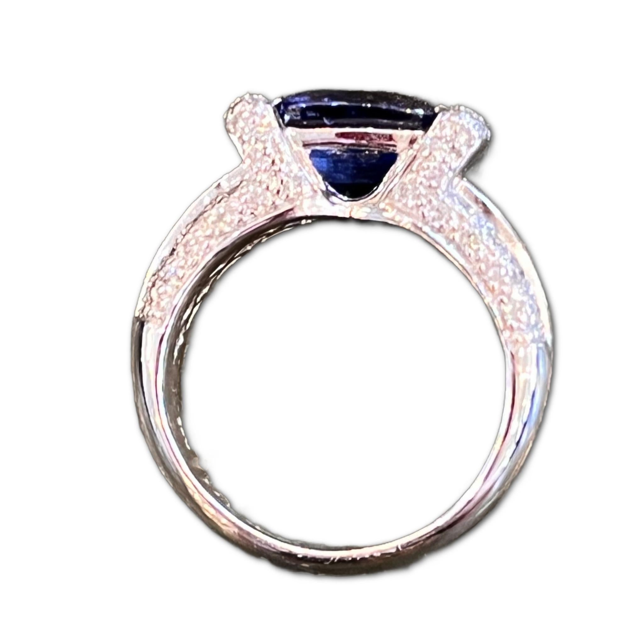 18kt White Gold No Hear Sapphire 2.86cts and Diamond Ring In New Condition For Sale In Rehoboth Beach, DE