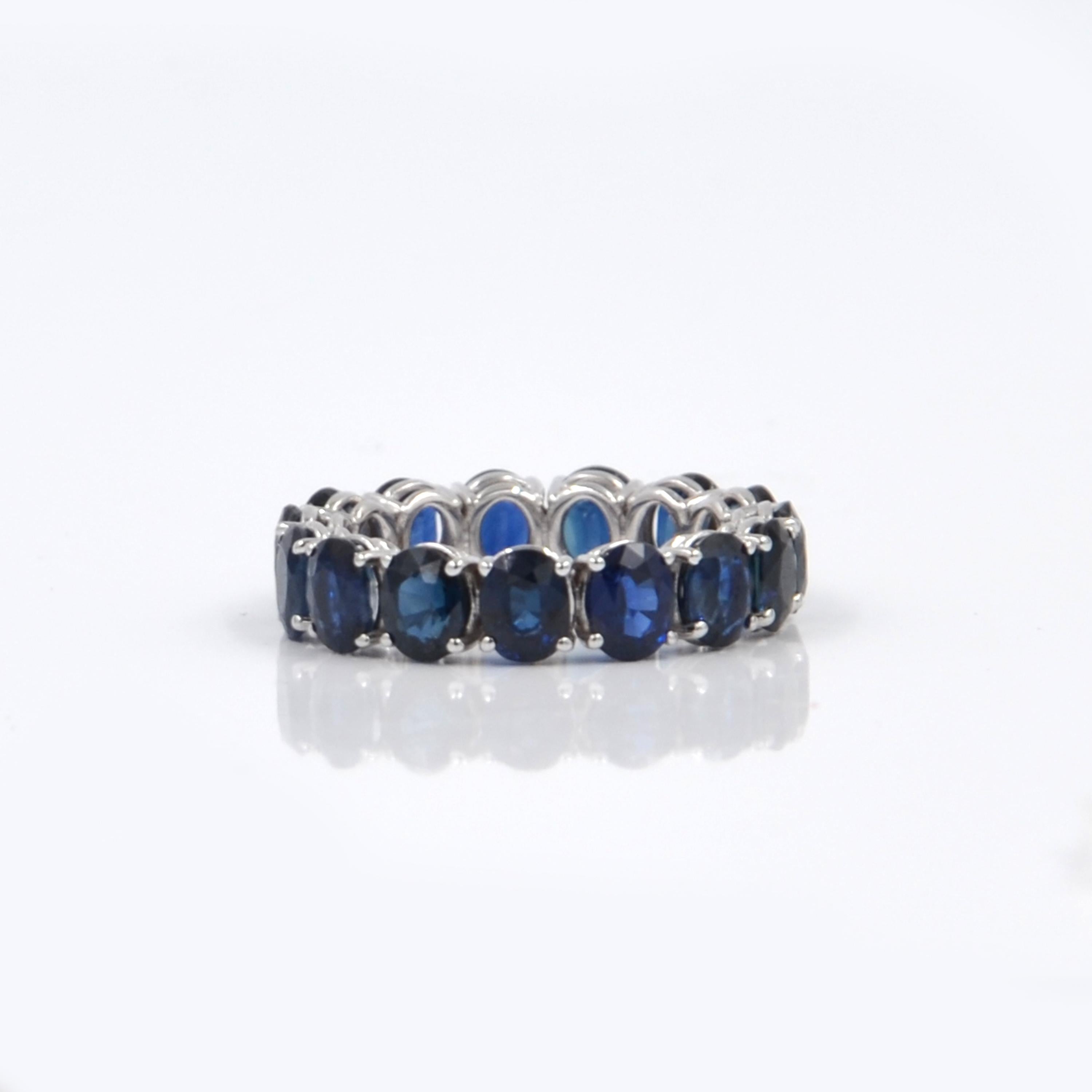 Contemporain Bague à anneau éternel Garavelli en or blanc 18 carats avec saphirs bleus ovales