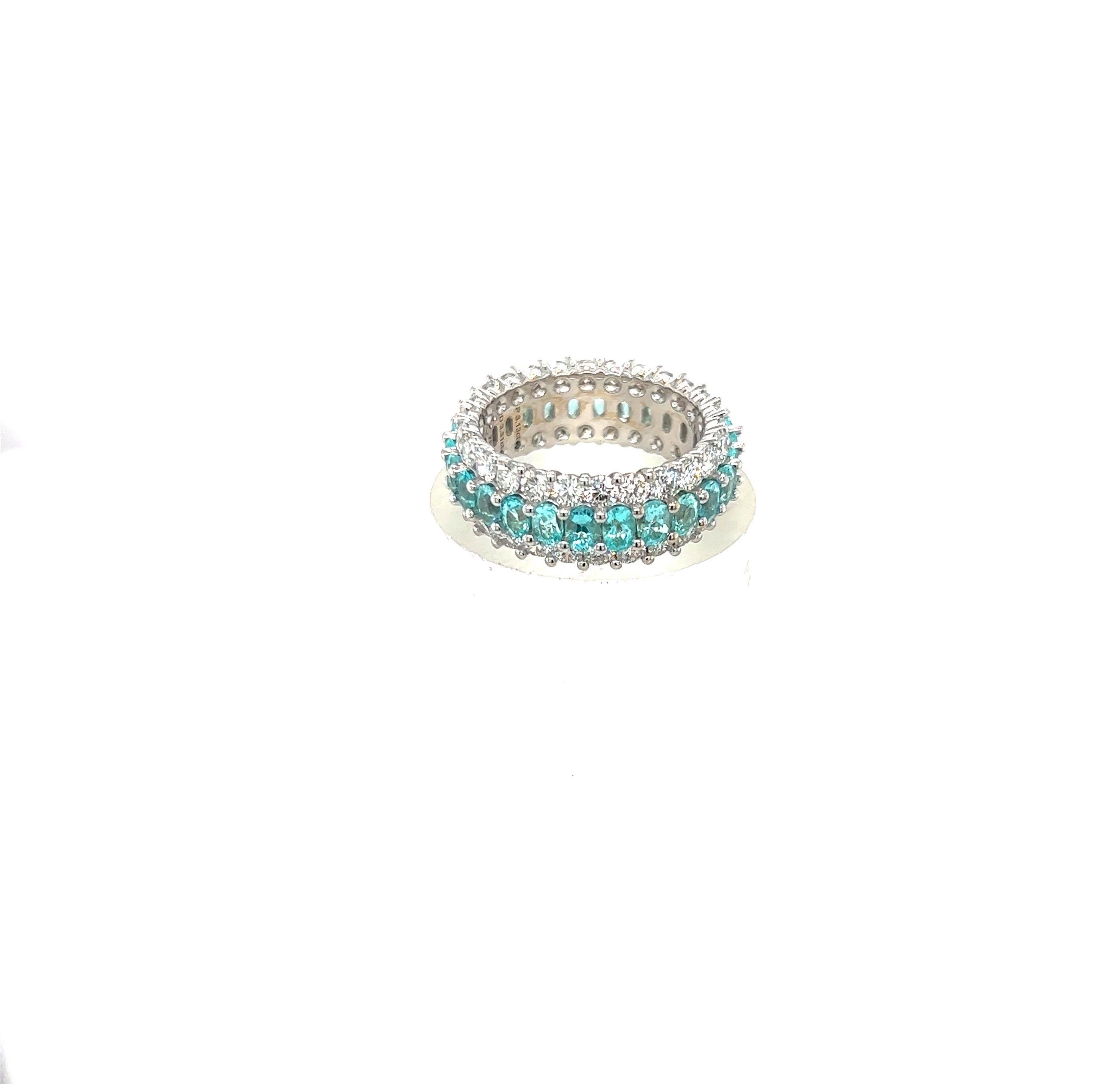 Magnifique bracelet en or blanc 18 carats serti de  une rangée centrale de 26 tourmalines bleues ovales et  2 rangées de 52 diamants ronds et brillants.
Tourmalines bleues = 3,13 carats
Diamants = 3,31 carats
Bague taille 7.5