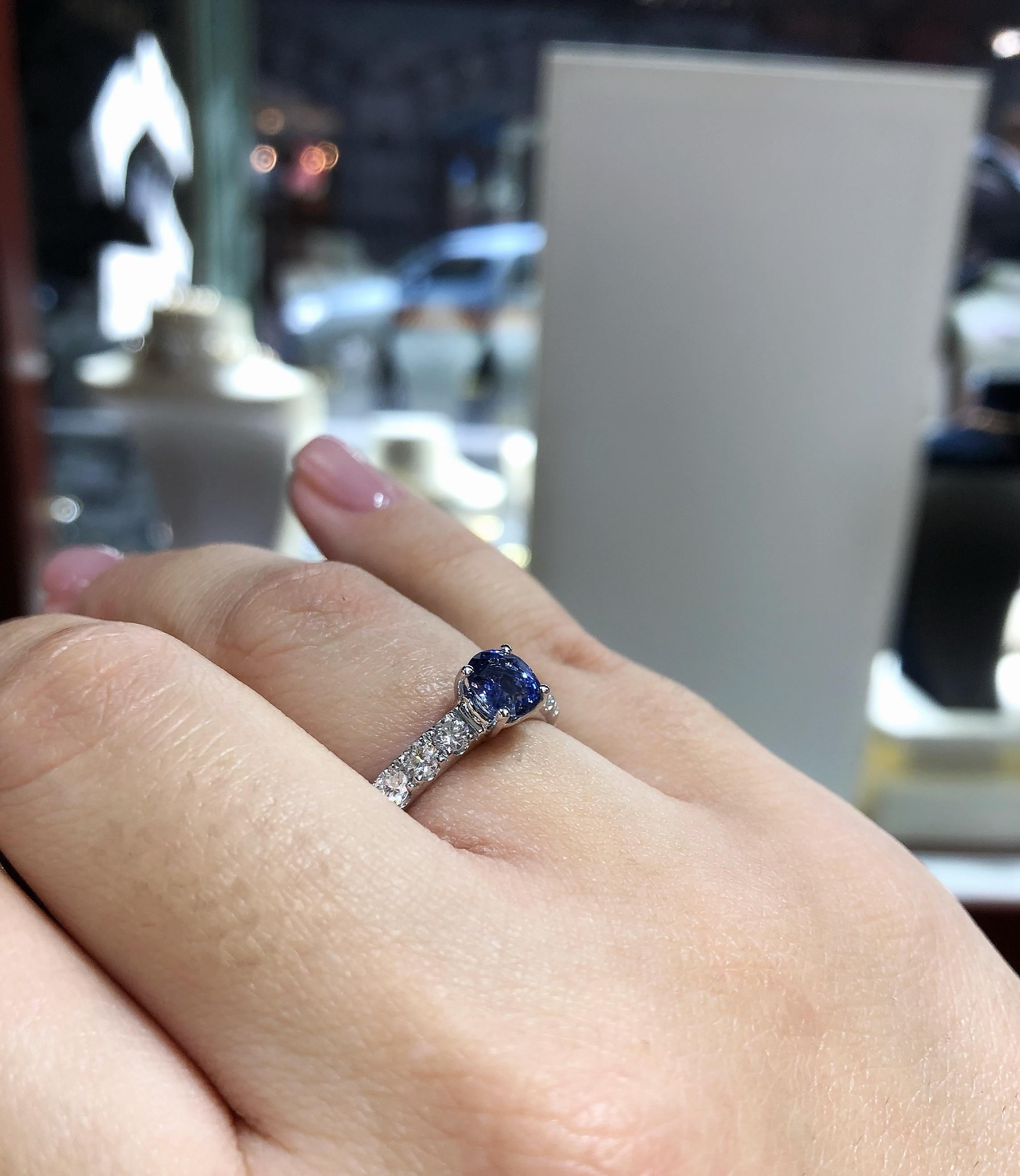 18 Karat White Gold Oval Cut Ceylon Blue Sapphire and Diamonds Engagement Ring In New Condition For Sale In Antwerpen, BE