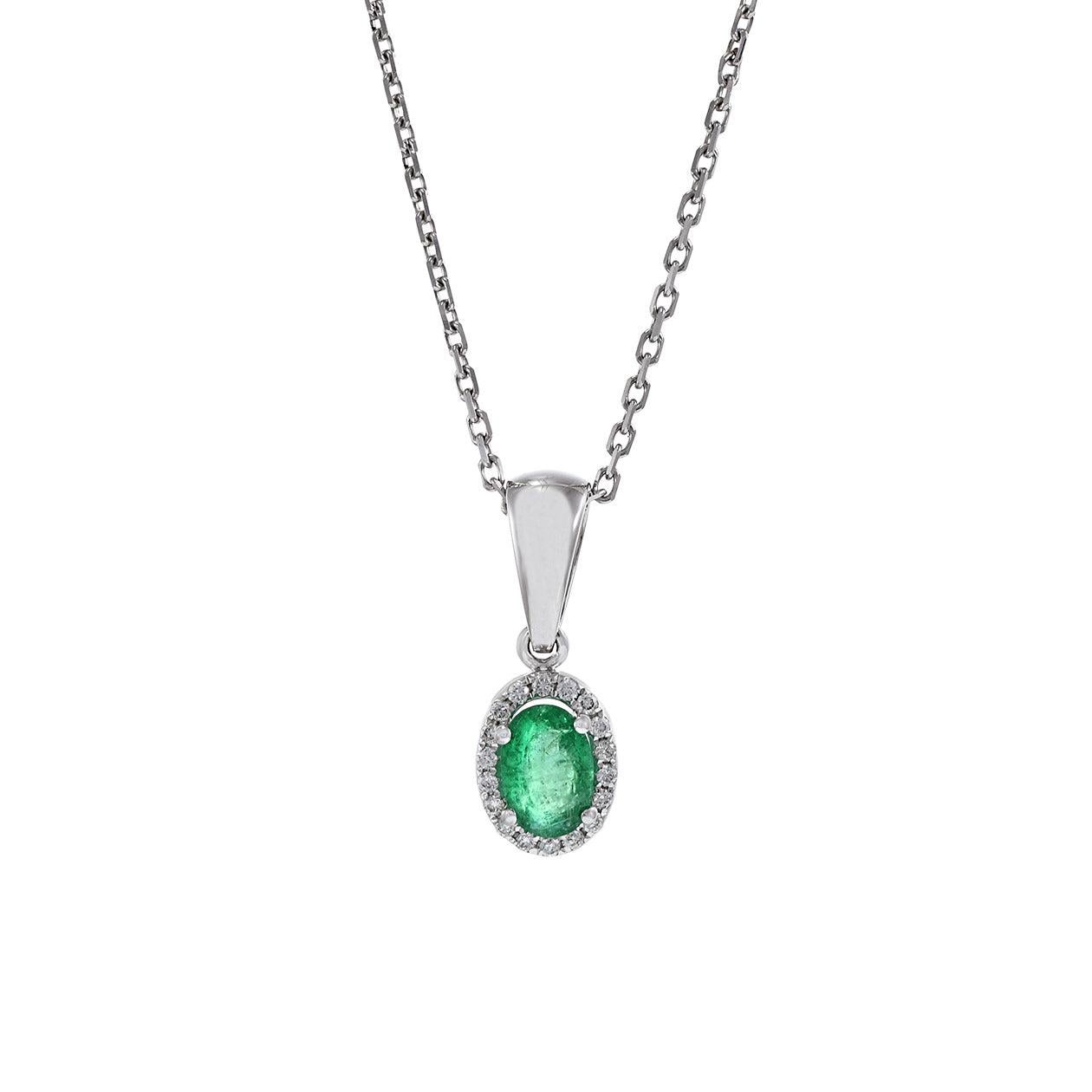 Questo pendente in oro bianco 18 carati presenta un affascinante smeraldo di forma ovale del peso di 0,42 carati, circondato da una scintillante corona di diamanti a taglio rotondo per un totale di 0,07 carati. La combinazione tra il vibrante Eleg e