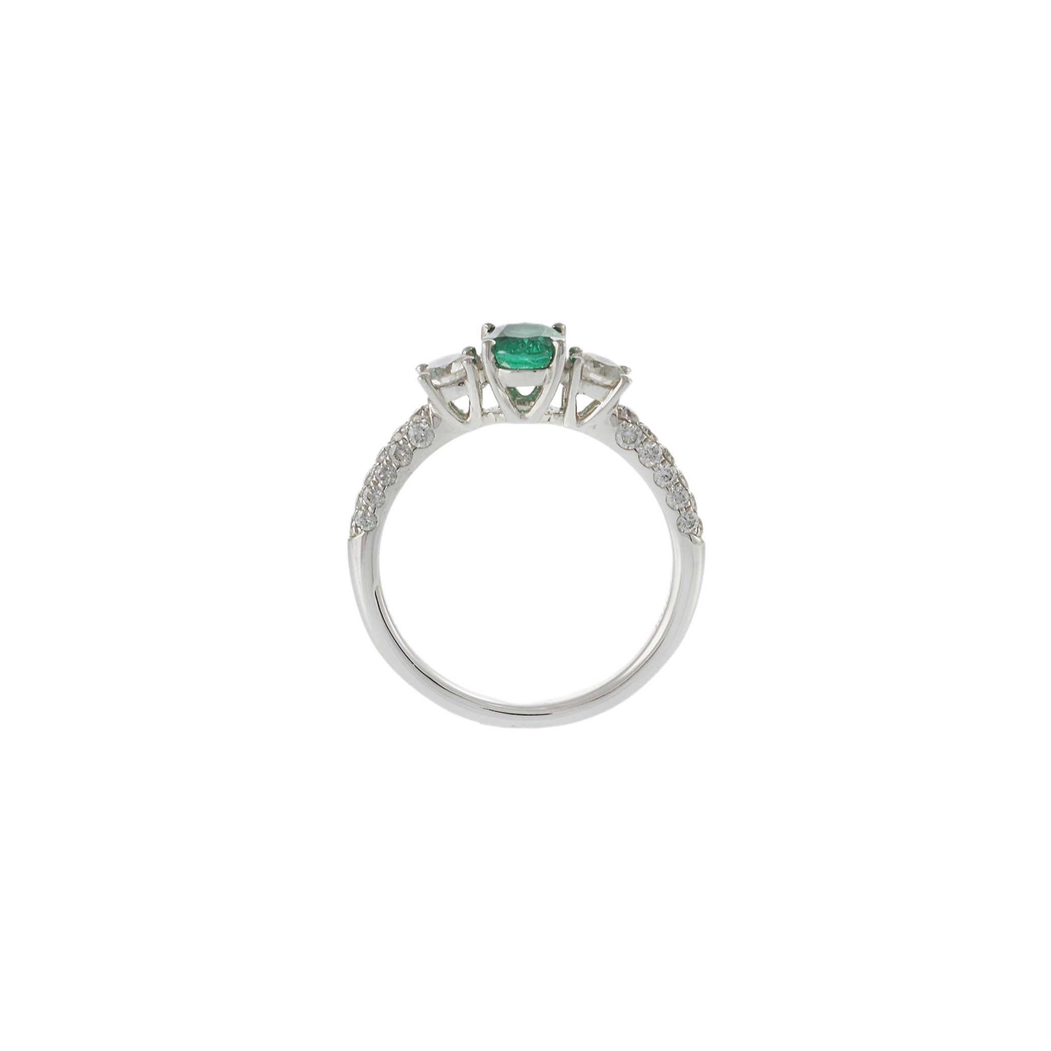 18KT White Gold Oval Emerald and Diamond Ring In New Condition For Sale In New York, NY