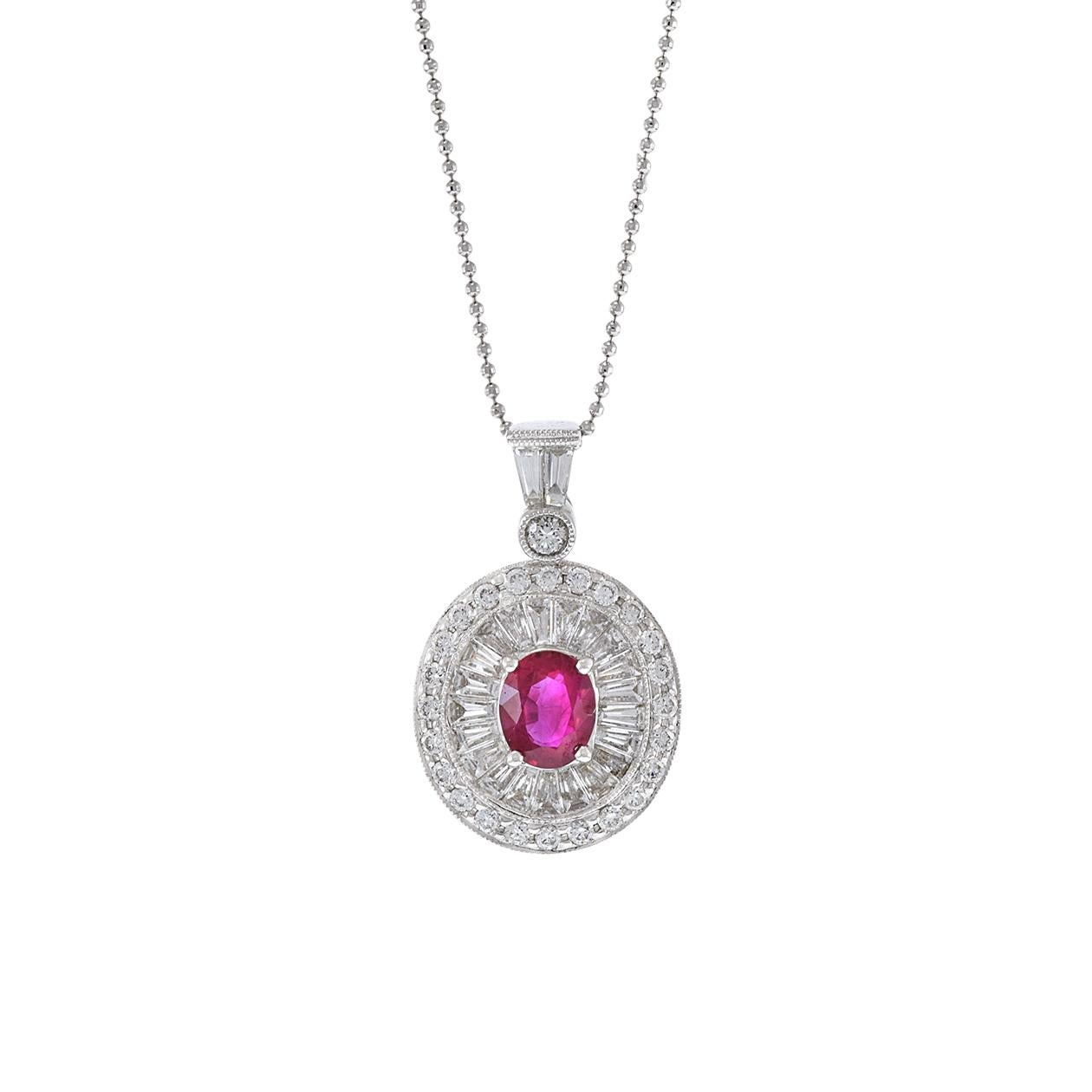 Este exquisito colgante de oro blanco de 18 quilates incluye un impresionante rubí de talla ovalada de 0,70 ct, rodeado de 1,00 ct de diamantes redondos y talla baguette de color G y claridad VS1-VS2. Longitud 16 pulgadas. Peso 4,6 gm.