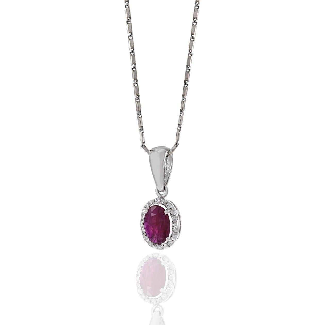 Colgante de oro blanco de 18 quilates con rubí ovalado y diamantes Corte oval en venta