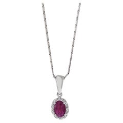 Colgante de oro blanco de 18 quilates con rubí ovalado y diamantes