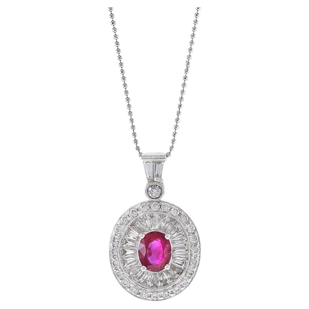 Colgante de oro blanco de 18 quilates con rubí ovalado y diamantes