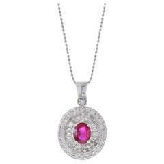 Colgante de oro blanco de 18 quilates con rubí ovalado y diamantes