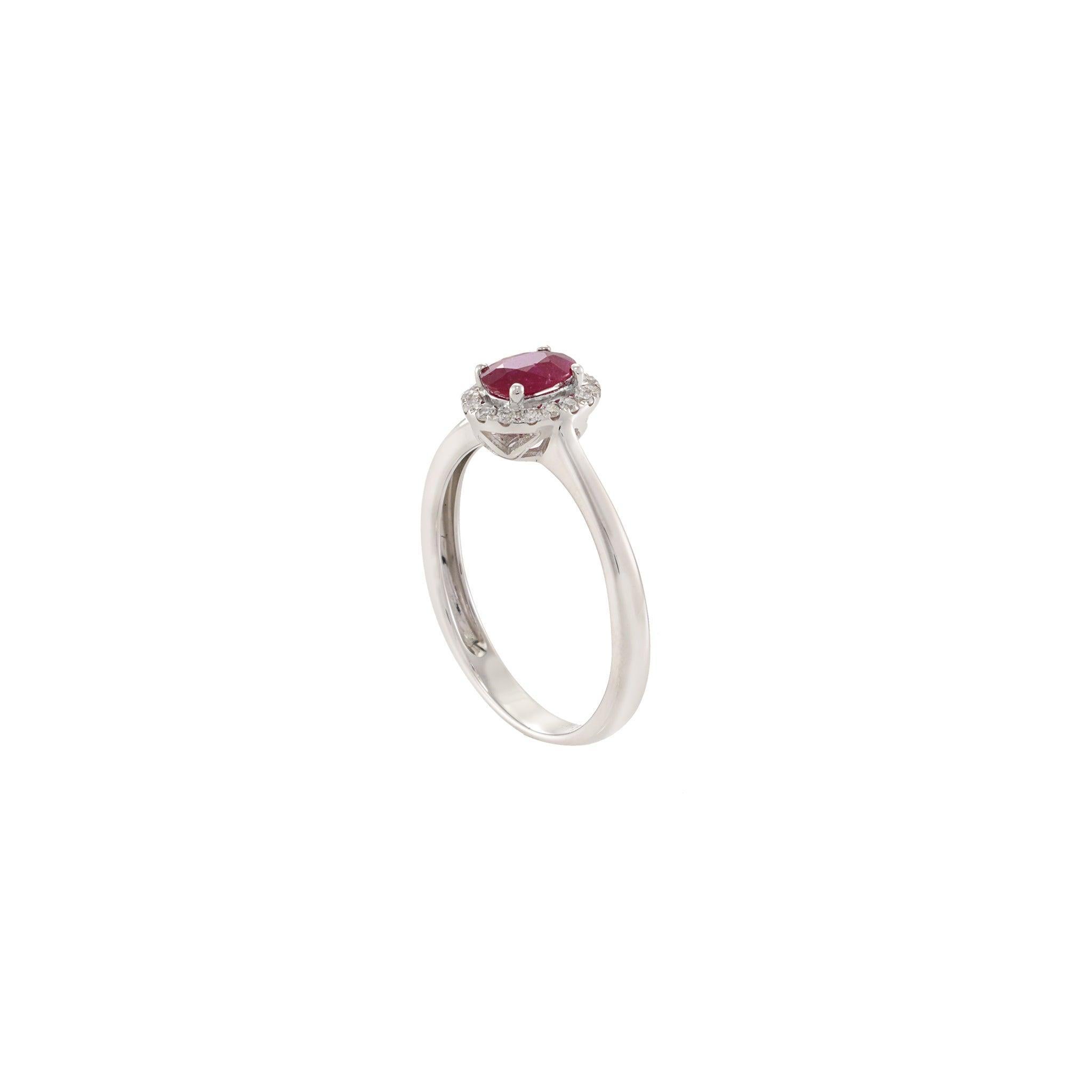 Taglio ovale Anello con rubino ovale in oro bianco 18KT e diamante a raggiera in vendita