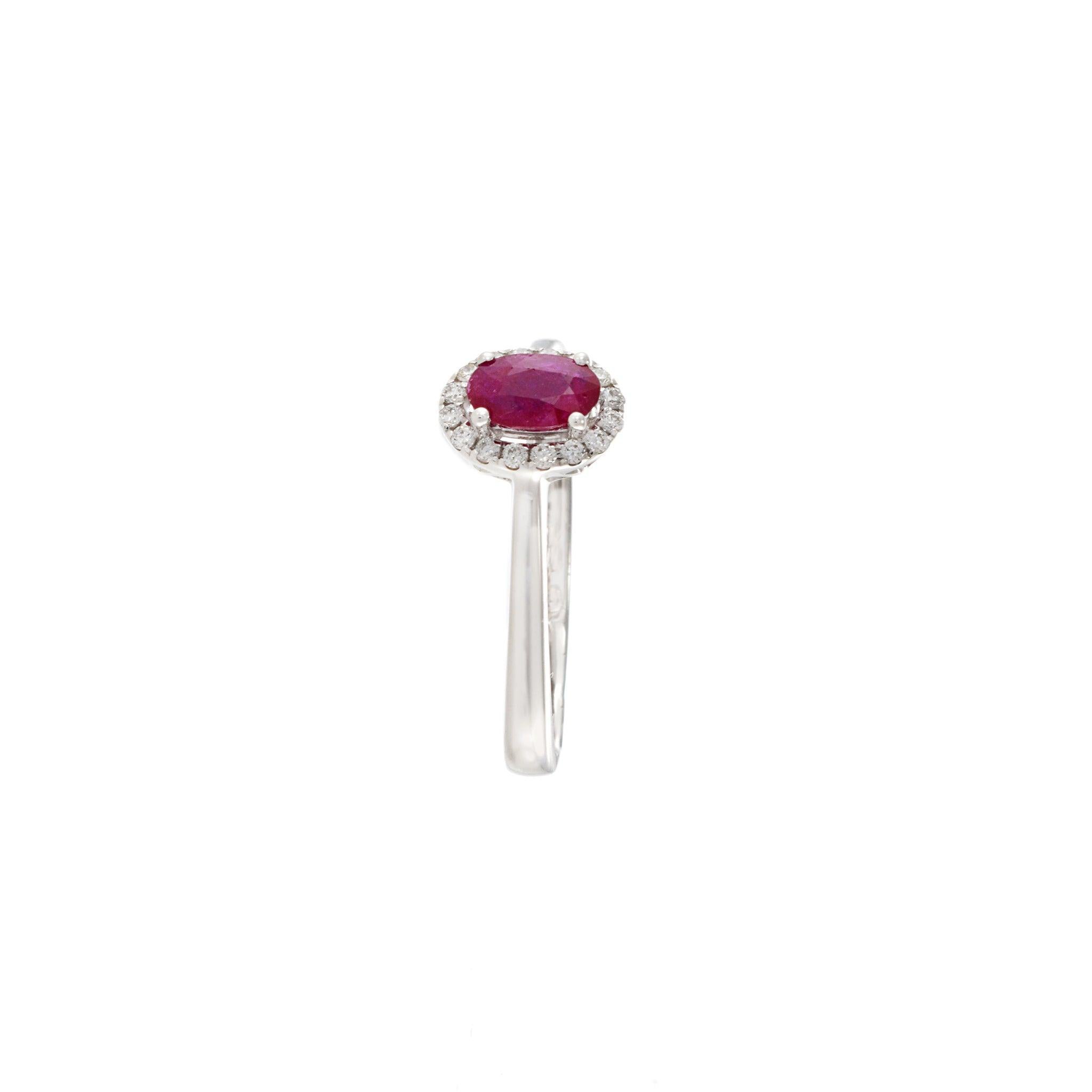 Anello con rubino ovale in oro bianco 18KT e diamante a raggiera In condizioni Nuovo in vendita a New York, NY