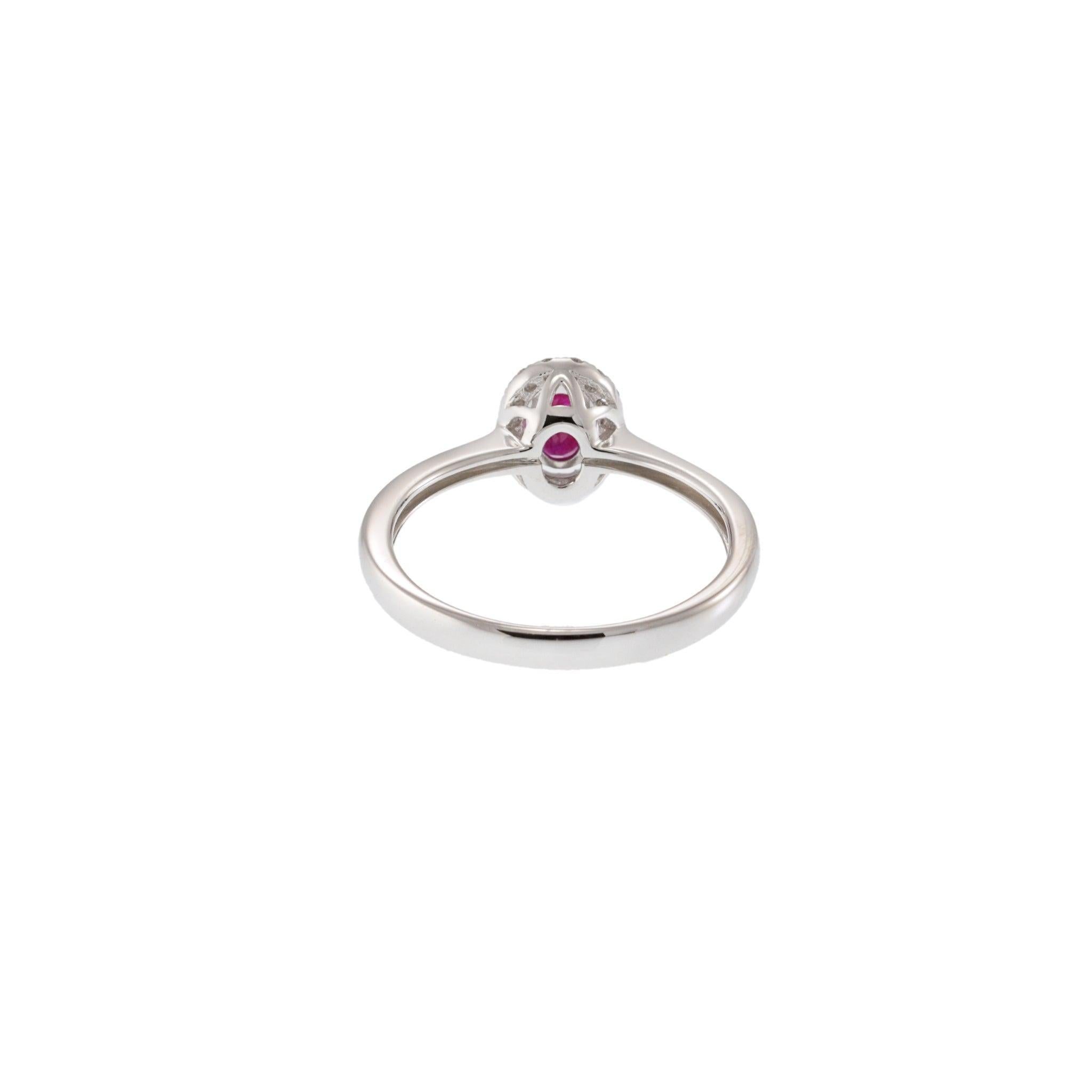 Anello con rubino ovale in oro bianco 18KT e diamante a raggiera in vendita 1