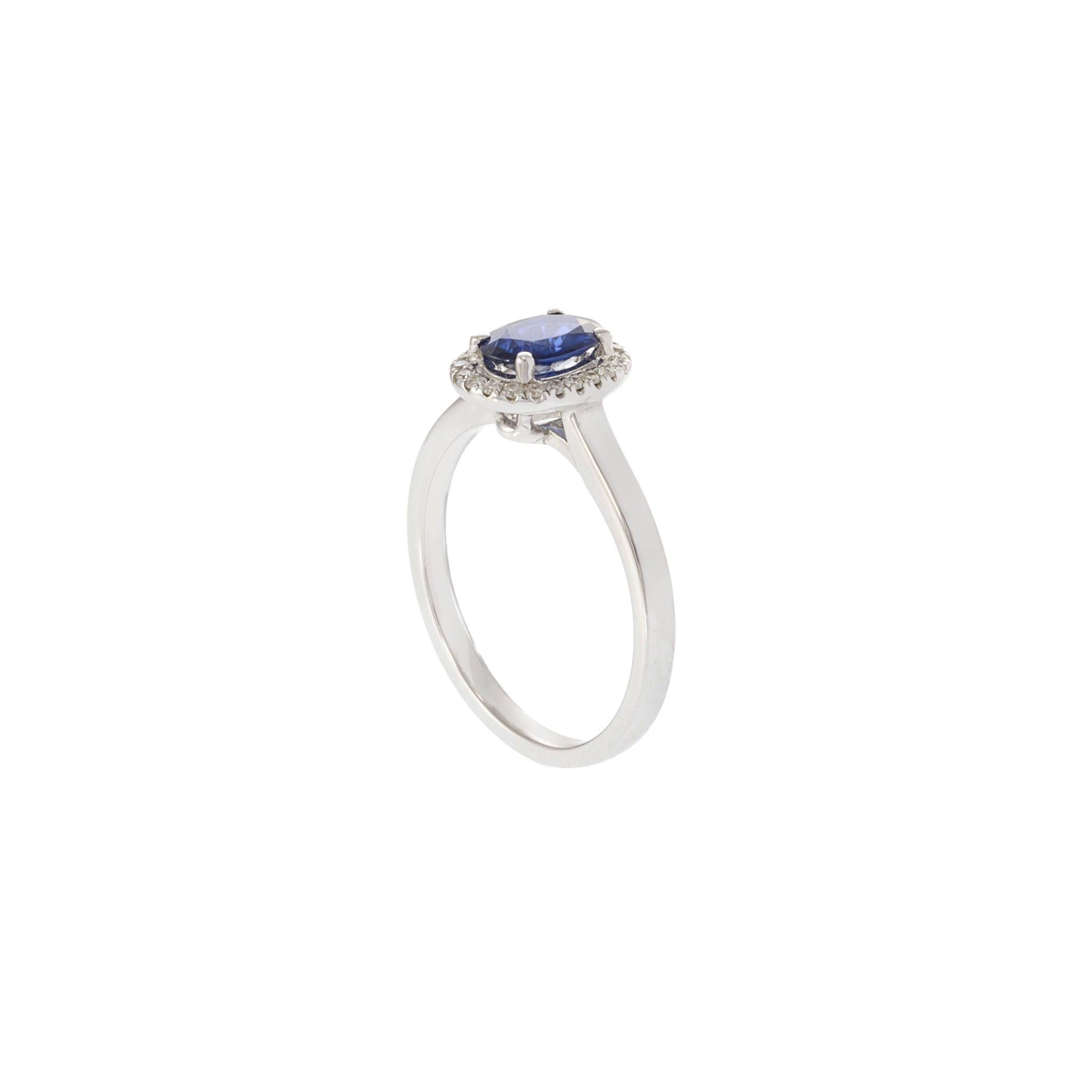 18KT Weißgold Oval Saphir und Diamant Halo Ring (Ovalschliff) im Angebot