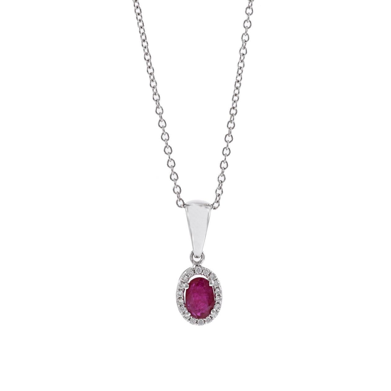Questa collana con ciondolo in oro bianco 18KT è un gioiello di grande effetto con un rubino di forma ovale al centro. L'affascinante rubino ovale da 0,44 carati è circondato da un'aureola di diamanti rotondi per un totale di 0,07 carati, che