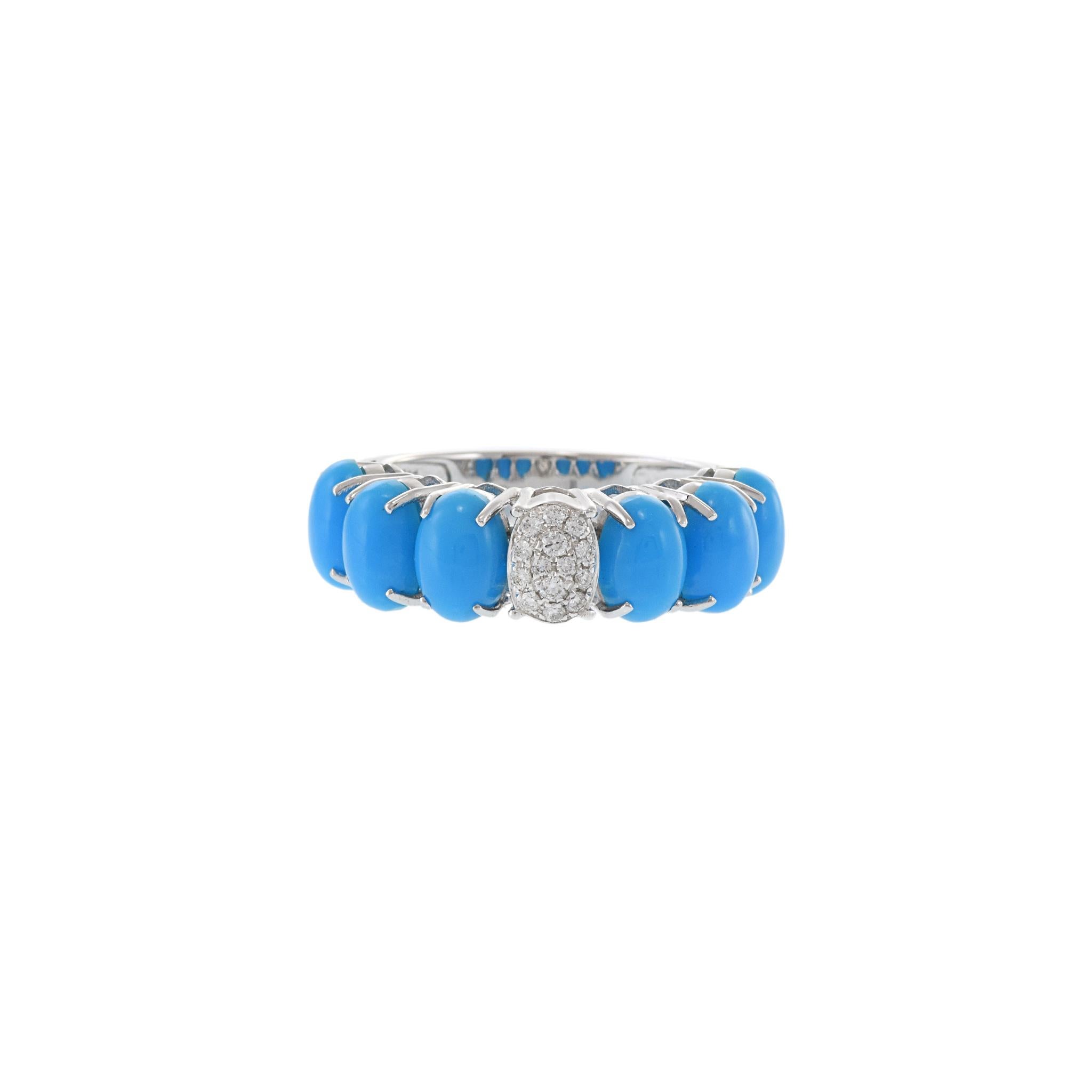 Questo anello in oro bianco 18KT è un pezzo unico ed elegante che presenta sei autentiche pietre ovali di turchese cabochon disposte in un design accattivante. Al centro, una maglia di diamanti in pavé aggiunge un tocco di brillantezza con 0,10