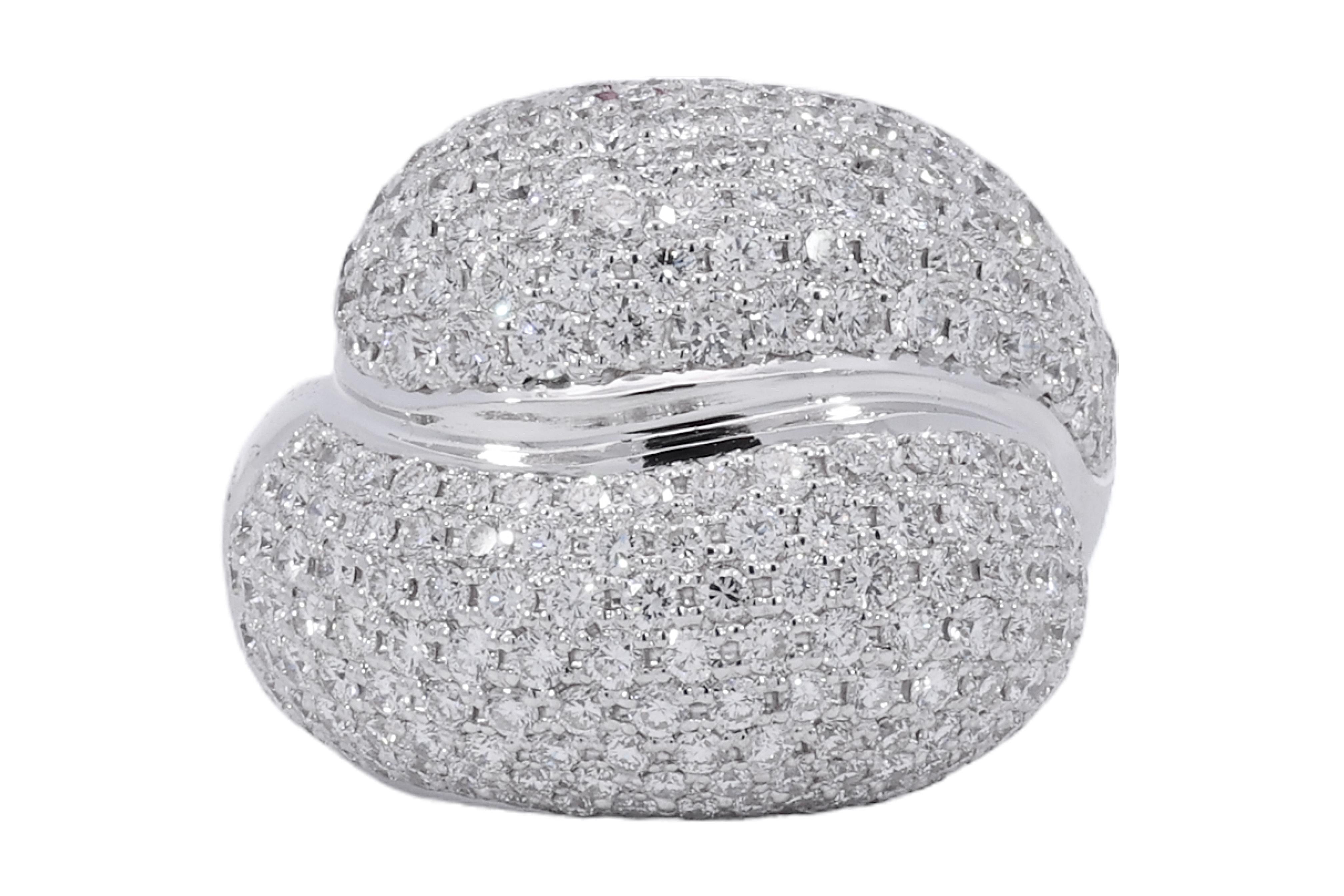 Gorgeous 18kt White Gold Toi & Moi  Ring Pavé Set with 4.95ct. Diamonds

Diamonds: brilliant cut diamonds together approx. 4.95 ct.  

Material: 18kt White gold

Ring size: 56 EU / 7.5 US 5 can be resized fro free)

Total weight: 20.6 gram / 0.730