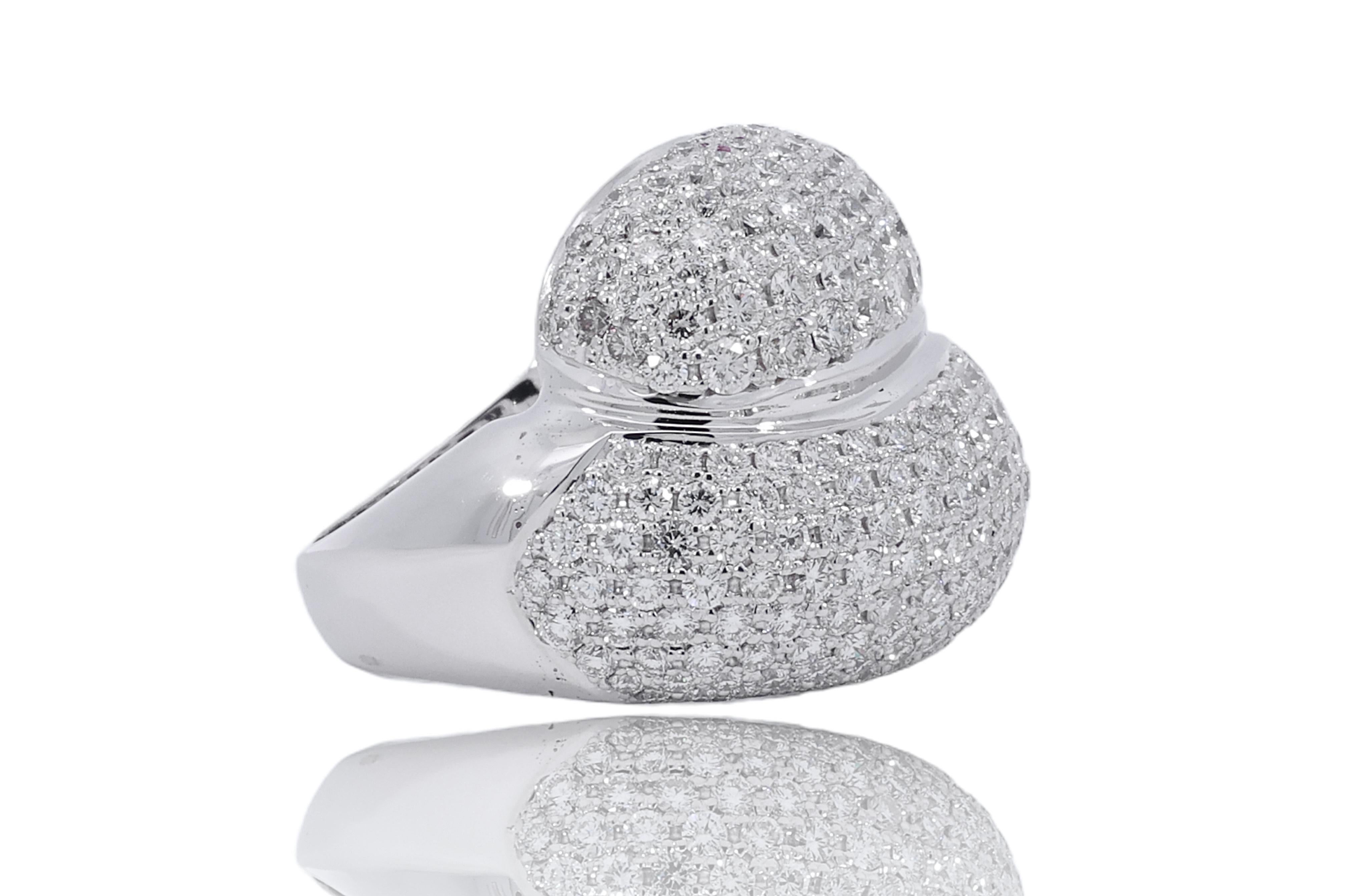 18kt White Gold Overlap Toi & Moi Ring Pavé Set with 4.95ct. Diamonds In New Condition For Sale In Antwerp, BE