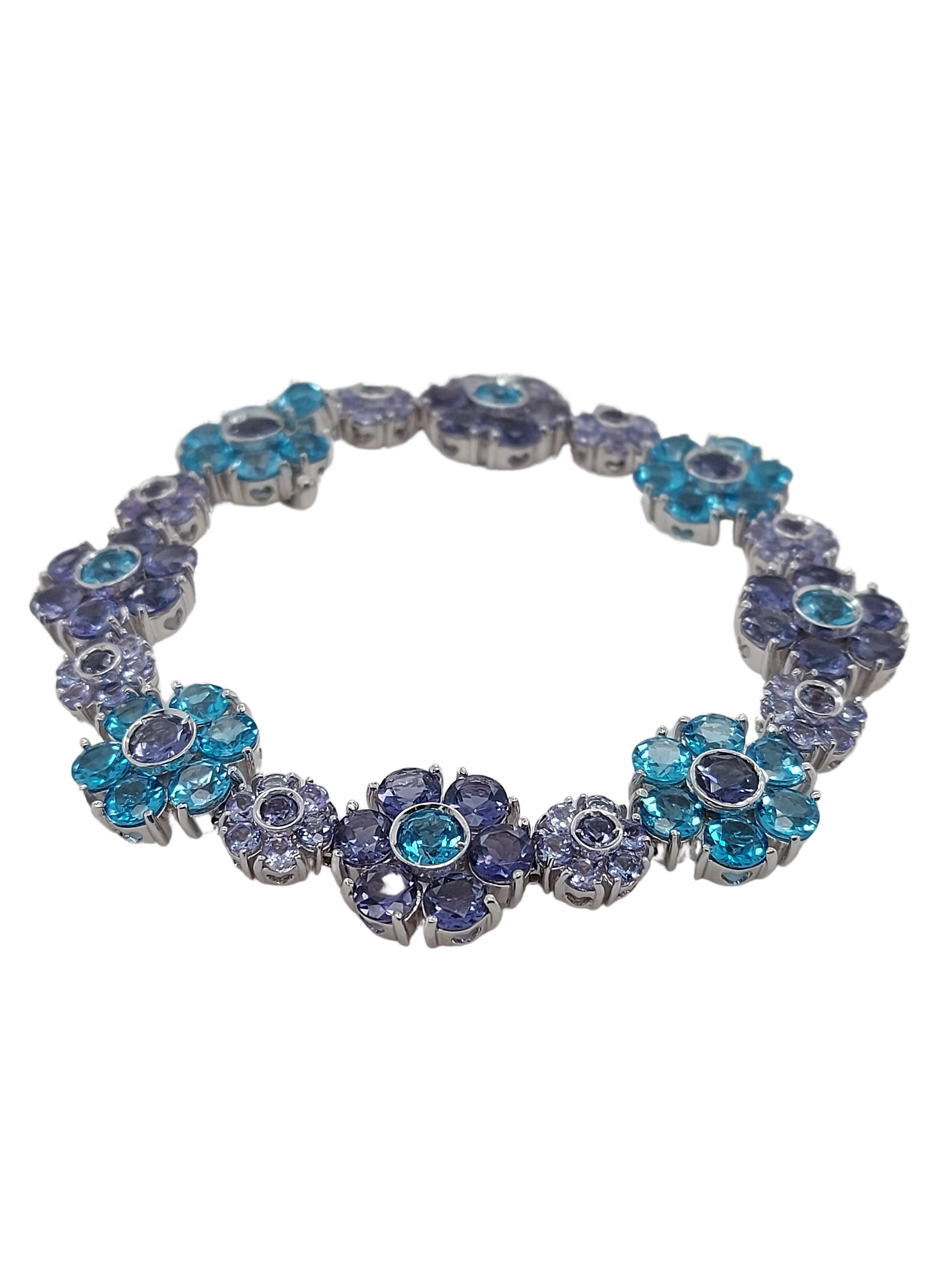 White Golden Bracelet With Semi Precious Stones By Pasquale Bruni 

Semi-Precious stones: Ca. 15.03 Ct. Topaz

Material: 18kt white gold

Measurements: 19 cm lang

Total weight: 34.7 grams / 1.225 oz / 22.3 dwt