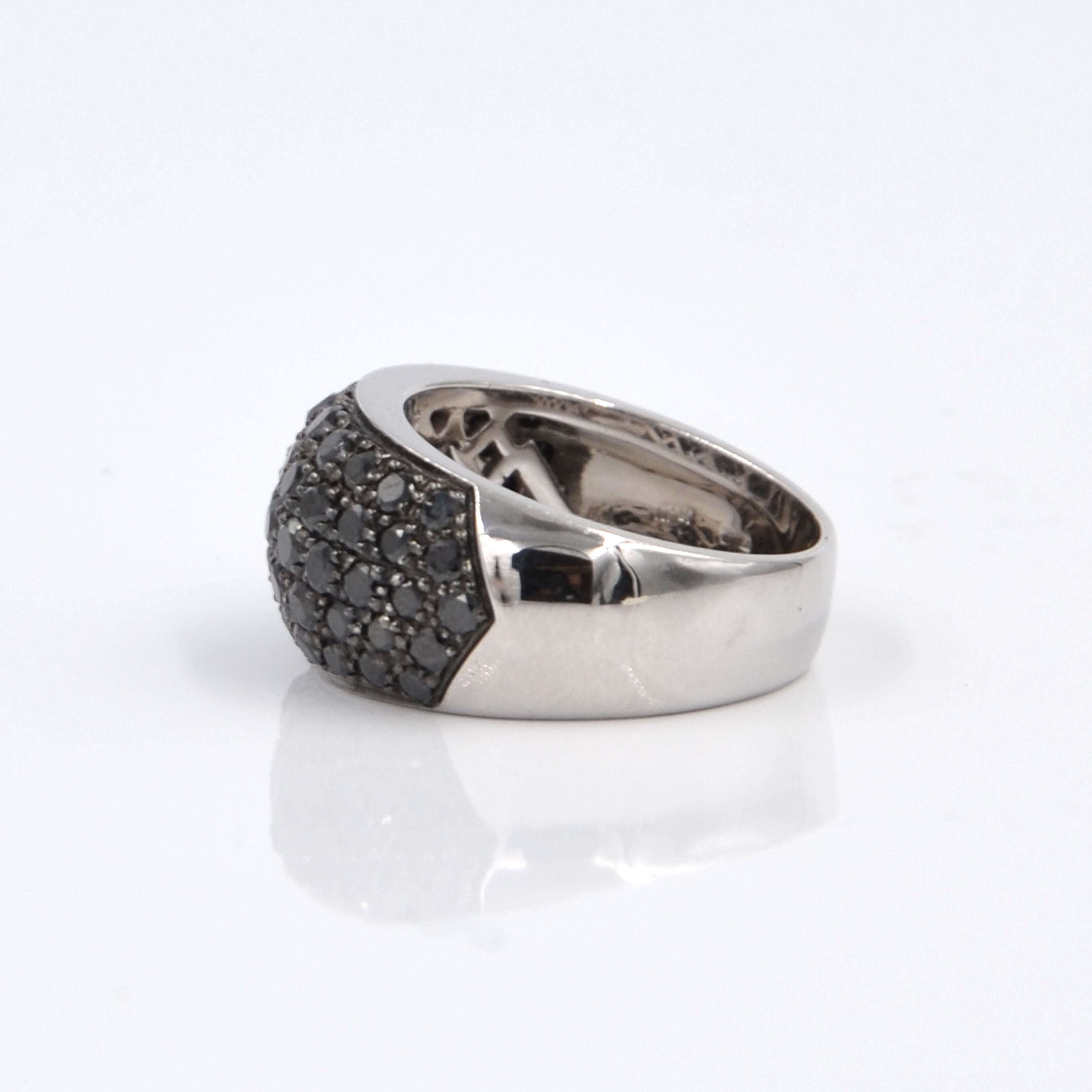 18 Karat White Gold Pavé Black Diamonds Garavelli Band Ring In New Condition For Sale In Valenza, IT