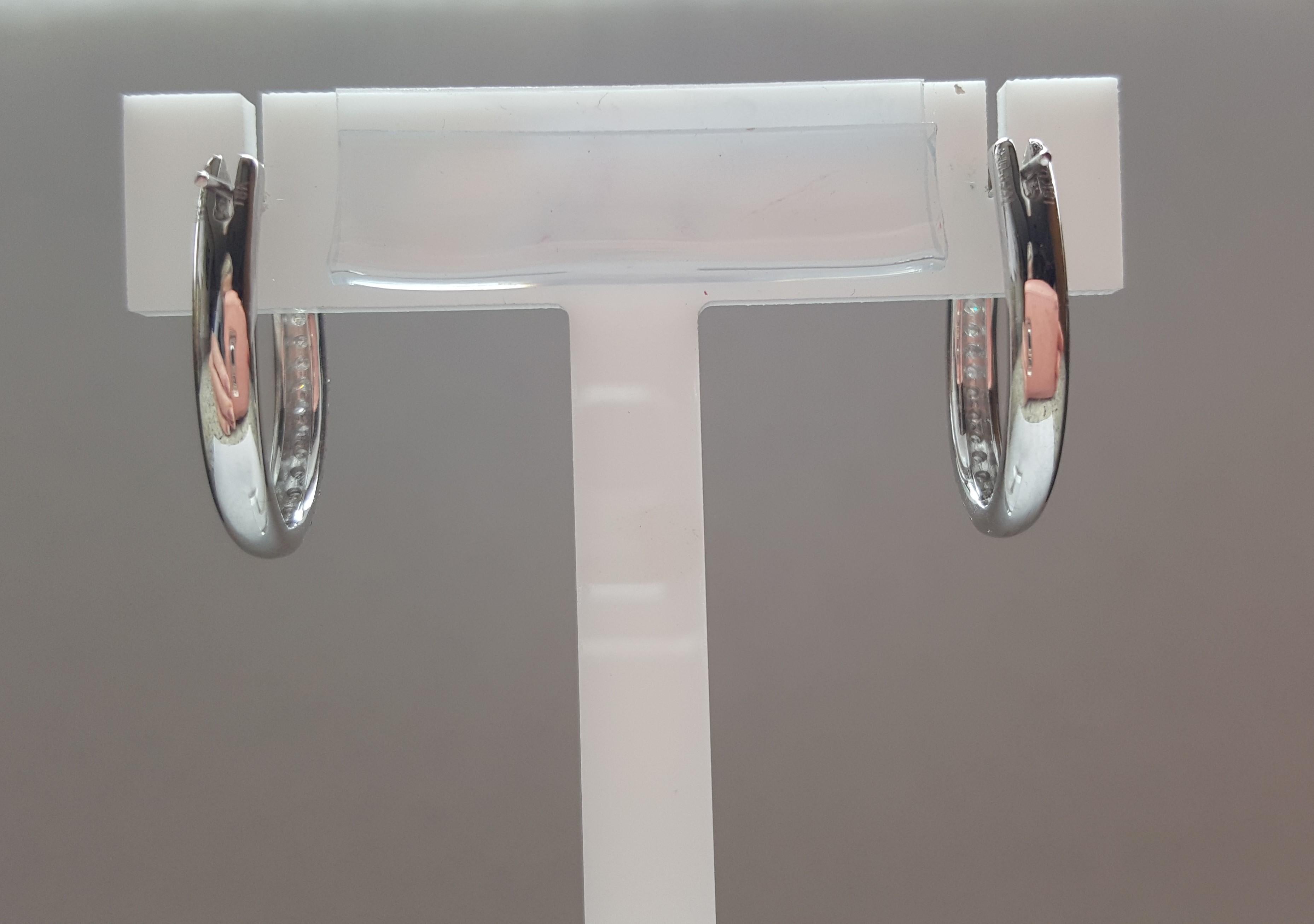 Orecchini a cerchio in oro bianco 18kt con pavé di diamanti da 1,75 carati, stile Inside-Out, Techline In condizioni buone in vendita a San Diego, CA