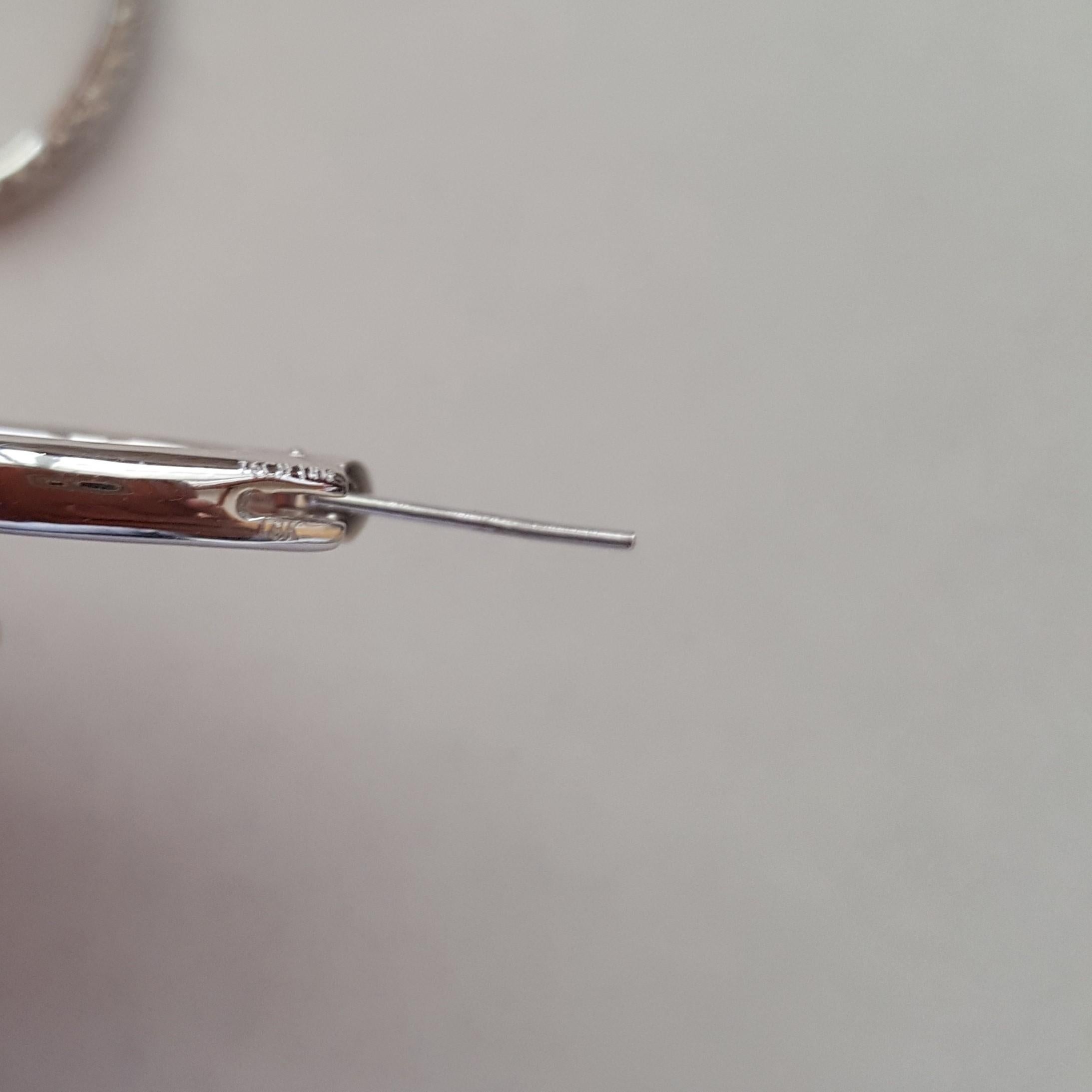 Orecchini a cerchio in oro bianco 18kt con pavé di diamanti da 1,75 carati, stile Inside-Out, Techline in vendita 1