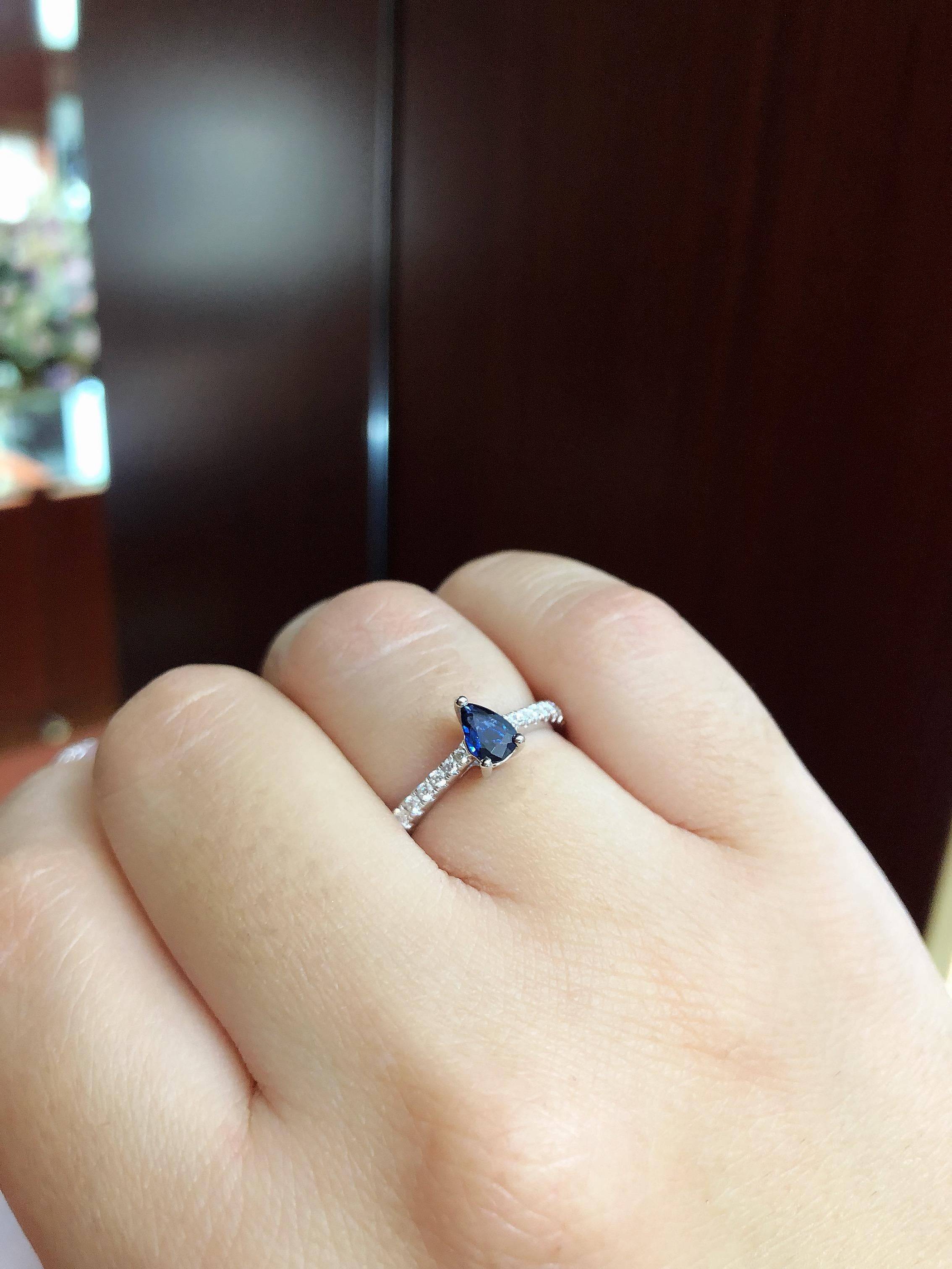 18 Karat White Gold Pear Shape Blue Sapphire and Diamonds Engagement Ring In New Condition For Sale In Antwerpen, BE
