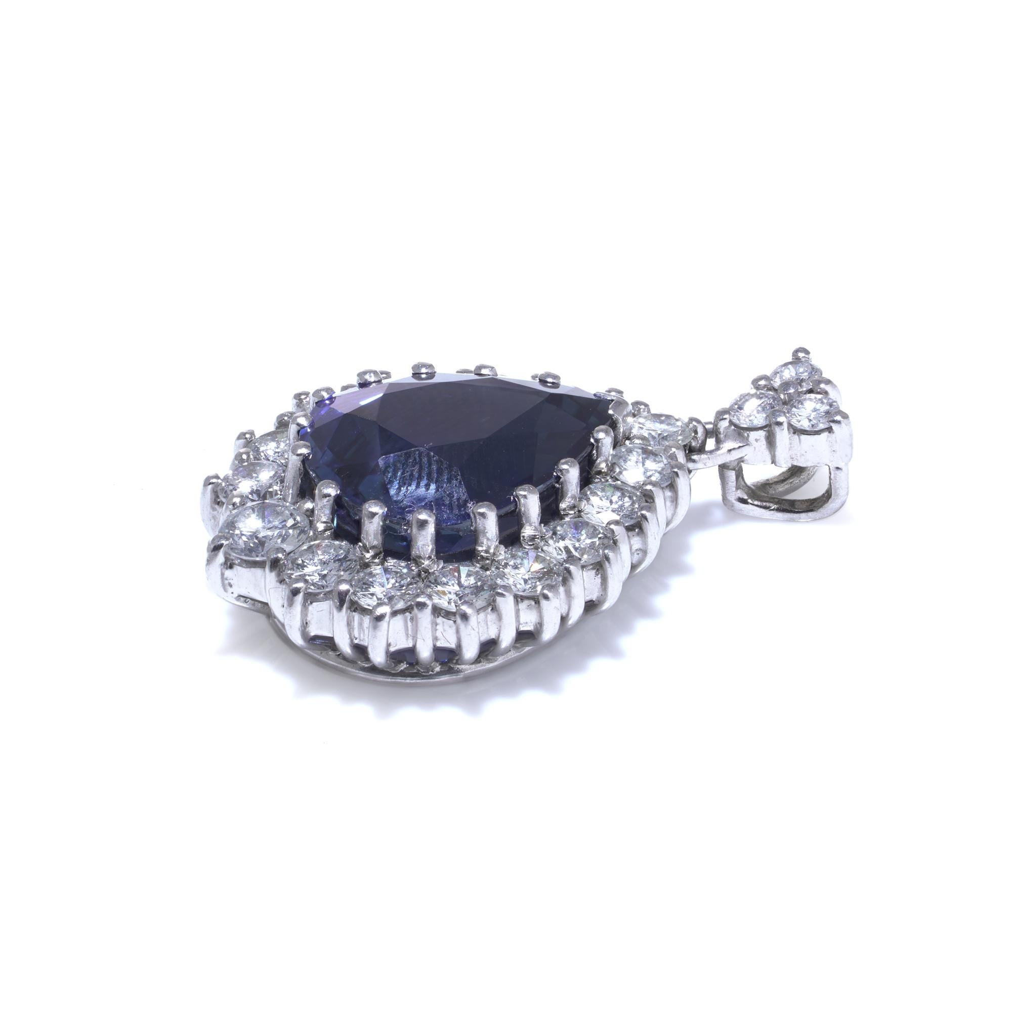 18kt White Gold Pear-Shape Sapphire & Diamond Pendant In Good Condition For Sale In Braintree, GB
