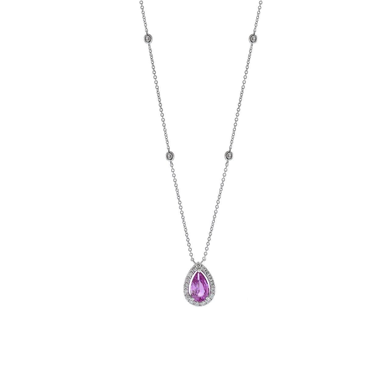 Ce collier en or blanc 18KT est un bijou captivant, mettant en valeur un saphir rose de Ceylan naturel taillé en poire d'un poids de 0,90 carats en son centre. Le saphir rose est élégamment entouré de diamants de taille ronde d'un poids total de