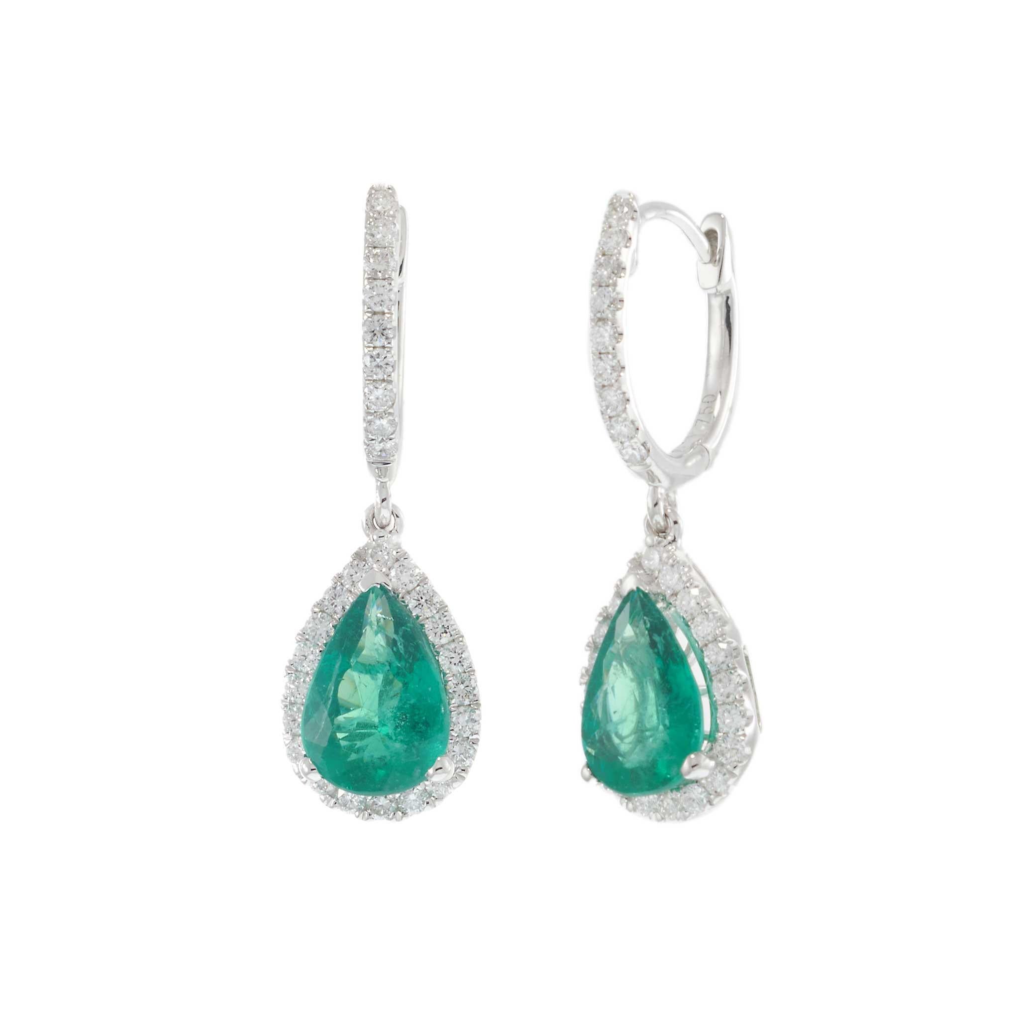 Eleganti e senza tempo, questi orecchini a goccia con smeraldo sono una straordinaria dimostrazione di bellezza naturale. Ogni orecchino presenta uno smeraldo a forma di pera del peso totale di 2,63 carati, incorniciato da un'aureola di diamanti